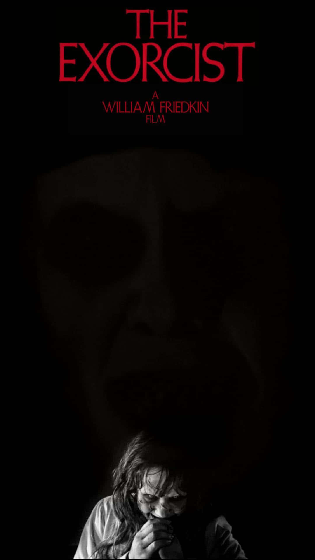  壁紙 — 《驅魔人》令人毛骨悚然的電影海報顯示一個在黑暗中驚恐的女孩，身後有一個若隱若現的惡魔面孔。