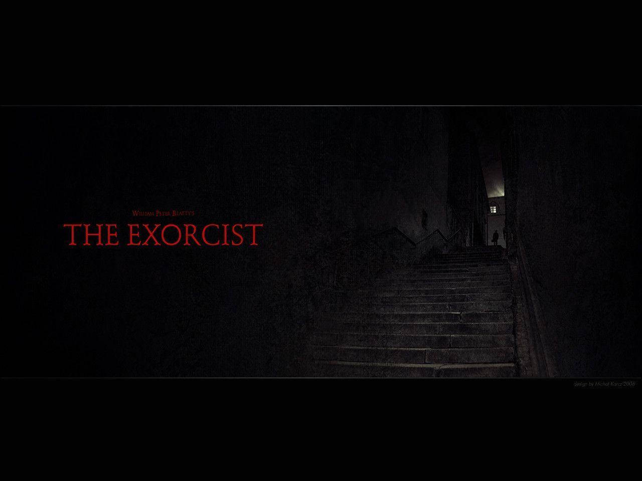 帶有紅色電影標題《The Exorcist》和遠處剪影的暗色樓梯。