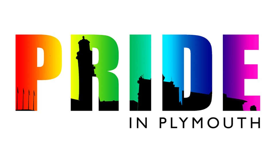 Pride in Plymouth 標誌，帶有彩虹漸變字母和內部城市剪影。