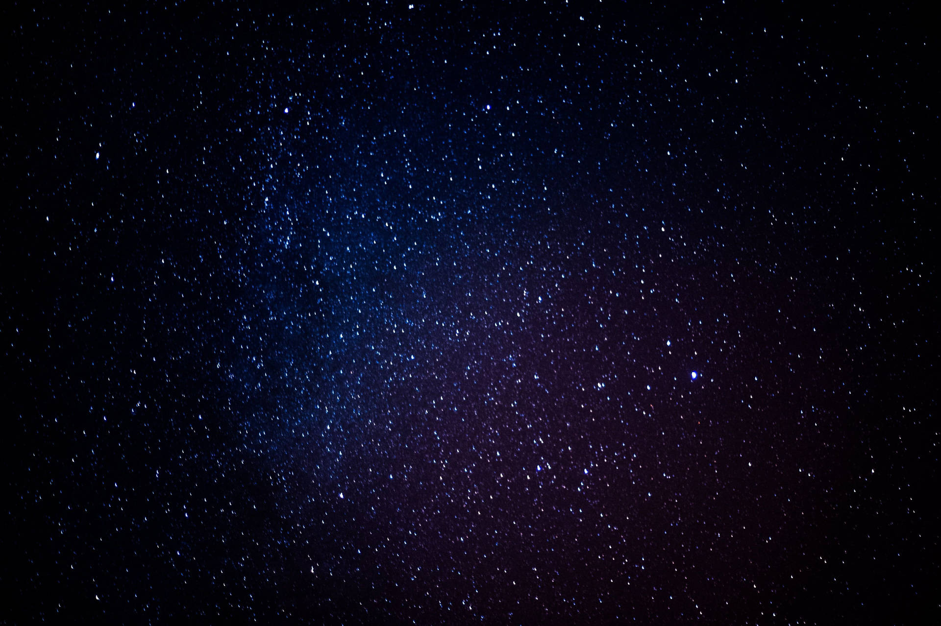 廣闊的星空，帶有深藍和紫色的宇宙光芒。