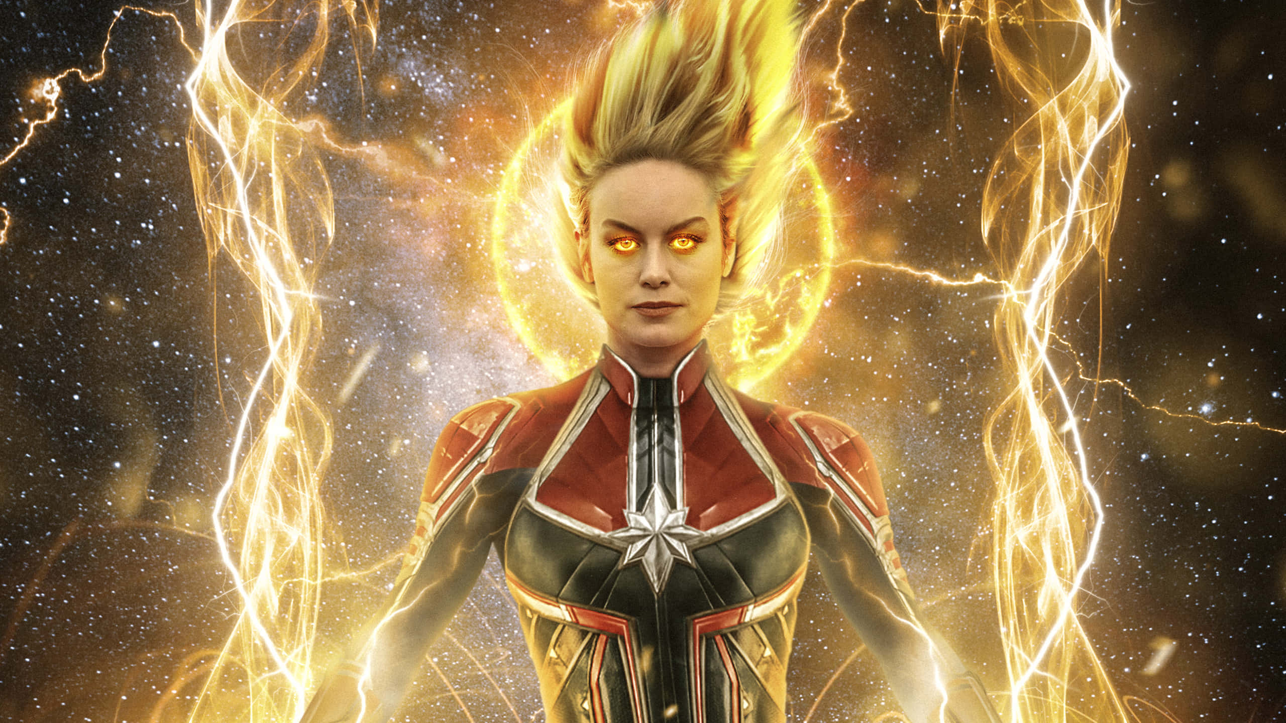 brie larson 桌布 壁紙 — 驚奇隊長在太空中強勢站立，金色閃電在她周圍噼啪作響，頭後有耀眼的光環。