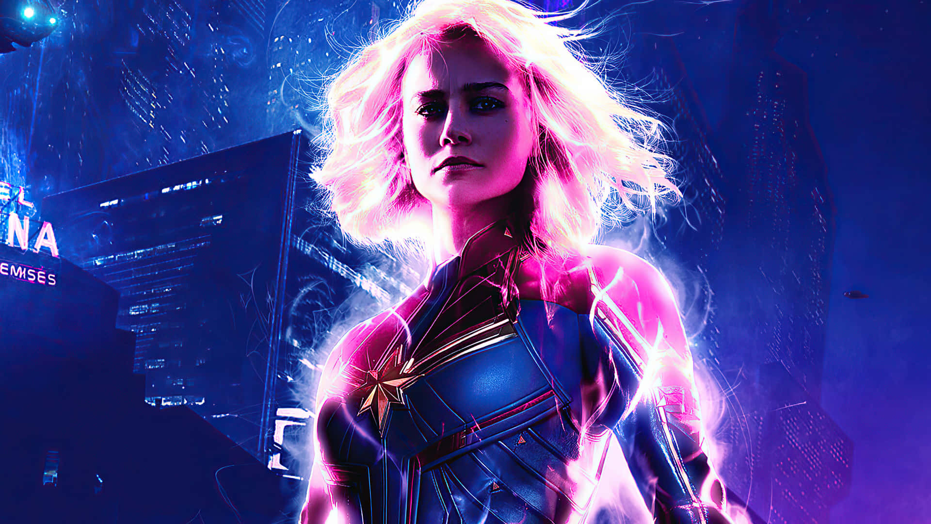 Captain Marvel HD 桌布 壁紙 — 驚奇隊長英雄式地站在霓虹燈閃爍的城市景觀中，她發光的粉紅色和藍色戰衣在黑暗的未來天際線前散發力量。