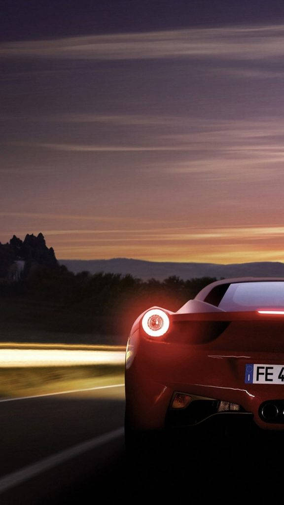 紅色跑車在黃昏時分於道路上疾馳，尾燈閃爍。
