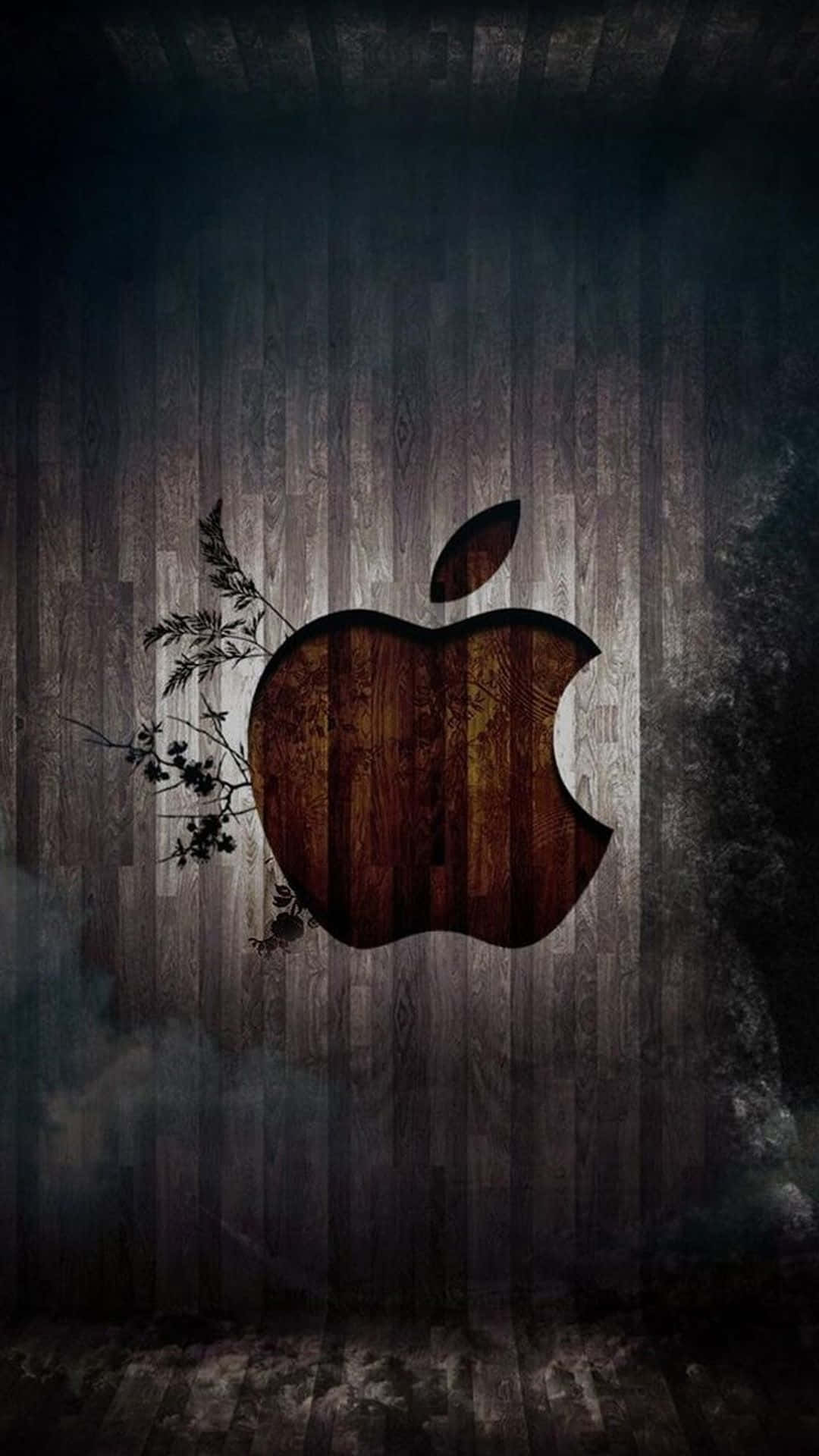 質樸的木製Apple標誌，帶有深色樹葉，背景是風化的木板。