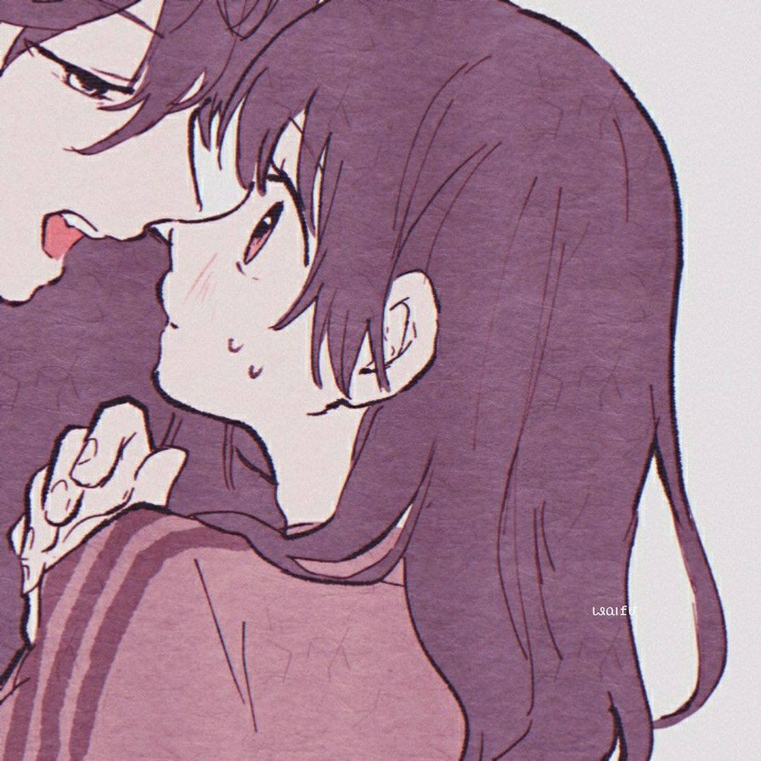 驚訝女孩 - 適合情侶配對的完美頭像 壁紙 — 兩個動漫角色以柔和的紫色色調和溫柔的表情分享親密時刻。