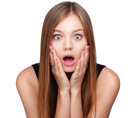 驚訝女性表情 壁紙 — 一位年輕女性睜大眼睛，雙手放在臉頰上，在純色背景前表現出純粹的震驚。