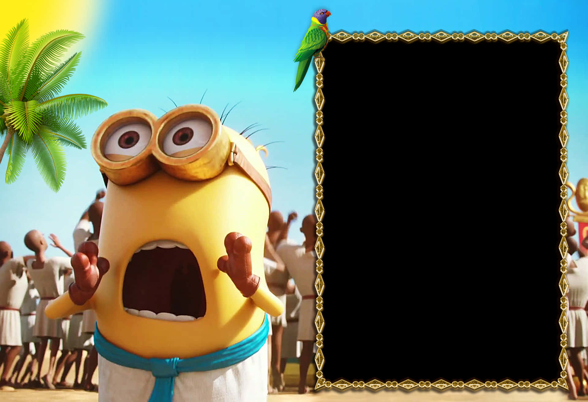 驚訝的Minion與熱帶背景 壁紙 — 一個驚訝的黃色迷你兵，身穿白色長袍配藍色腰帶，站在金色畫框前，一隻鸚鵡棲息在畫框上，背景是熱帶風情，有棕櫚樹和明亮的藍天。