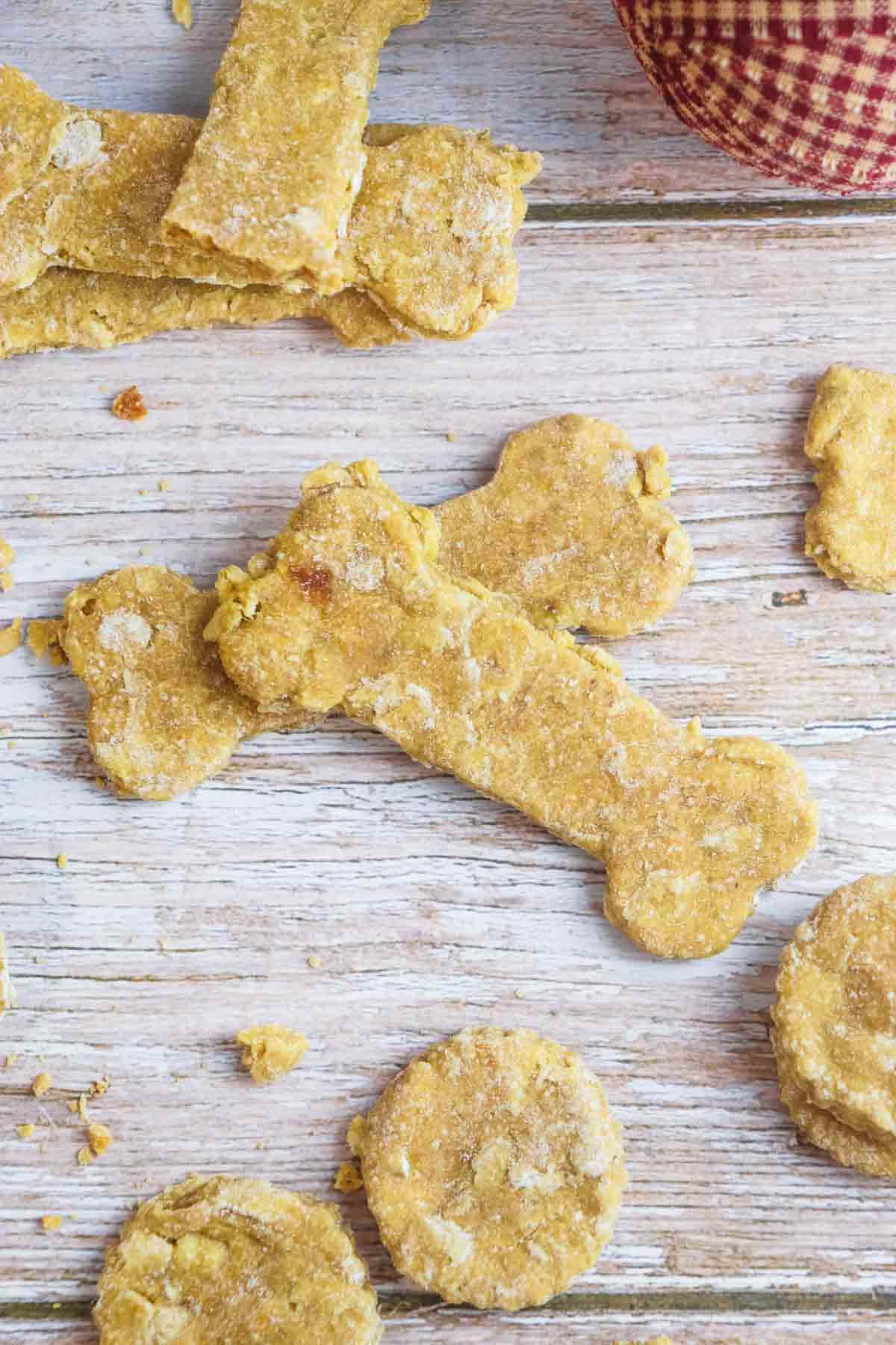 金色骨形狗零食放在質樸的木桌上。