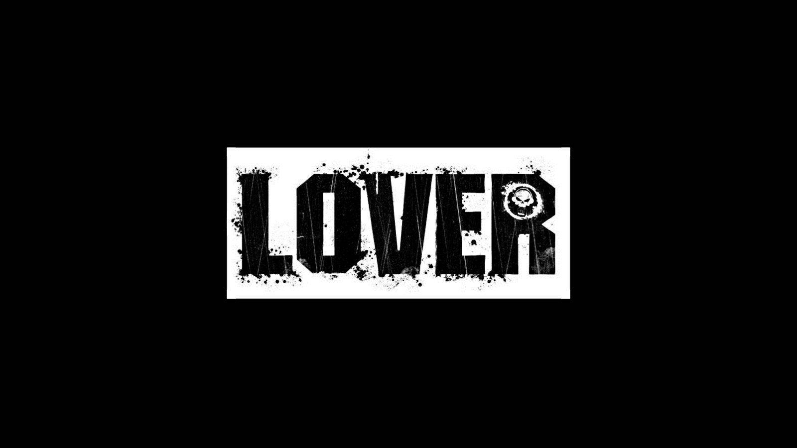 簡潔的黑色背景上，大膽的白色磨損文字顯示「LOVER」。