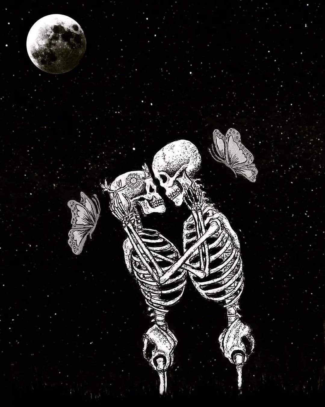 兩個骷髏在滿月下擁抱接吻，蝴蝶在繁星點點的夜空中。
