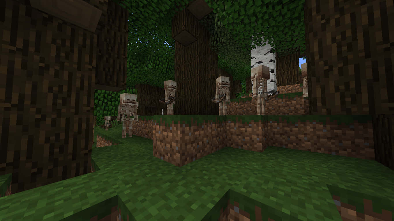 Minecraft Skeleton 桌布 壁紙 — 骷髏生物站在一個像素化的森林中，有方塊狀的樹木和草地，天空昏暗。