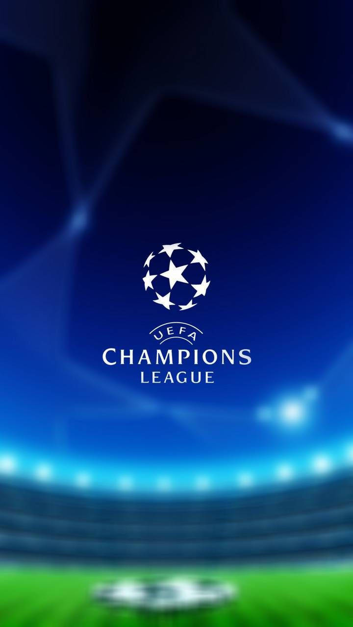 夜間模糊的足球場上方的 UEFA Champions League 標誌。