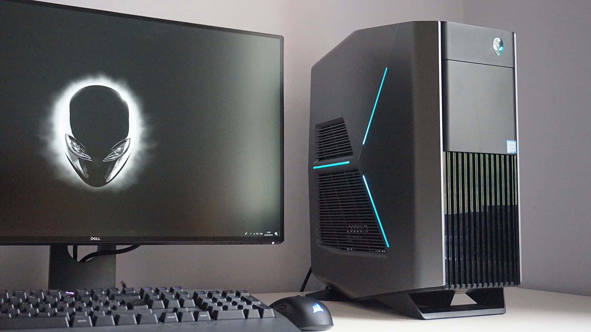 Alienware遊戲桌面，帶有發光的藍色燈光和屏幕上的外星人標誌。