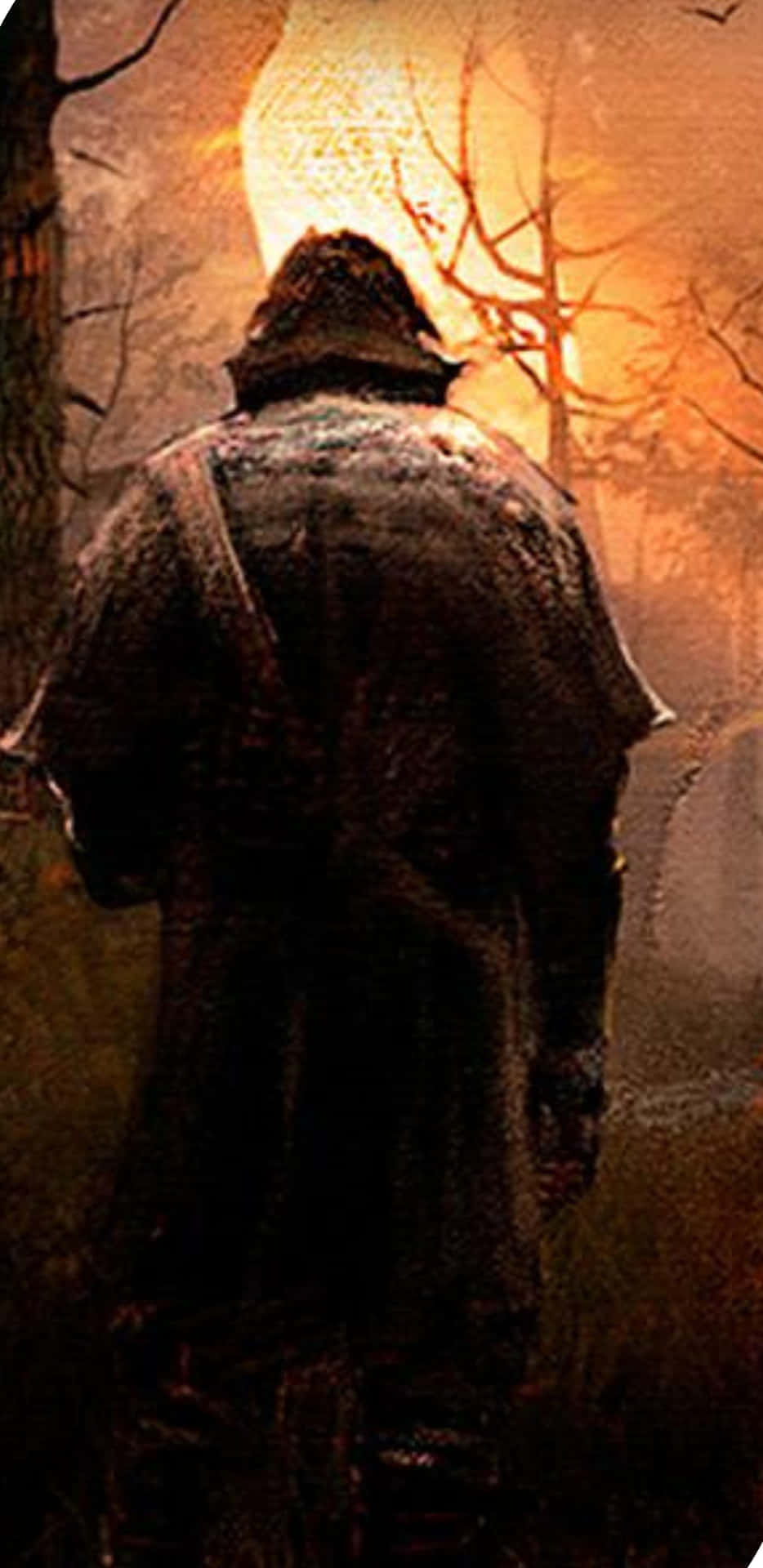 體驗 Android《Greedfall》的宏大奇幻冒險 壁紙 — 一個孤獨的戴兜帽人物走過迷霧森林，一個發光的球體照亮了他們身後光禿禿的樹木。