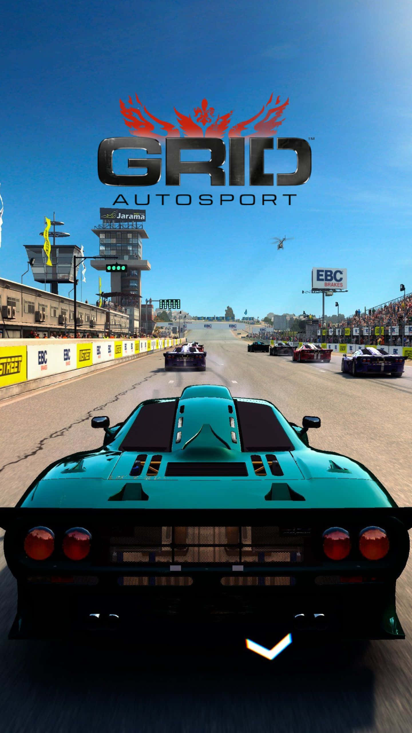 體驗 Android Grid Autosport 真實賽車遊戲 壁紙 — 一架青綠色賽車在陽光明媚的賽道上疾馳，遠處有其他車輛和看台。