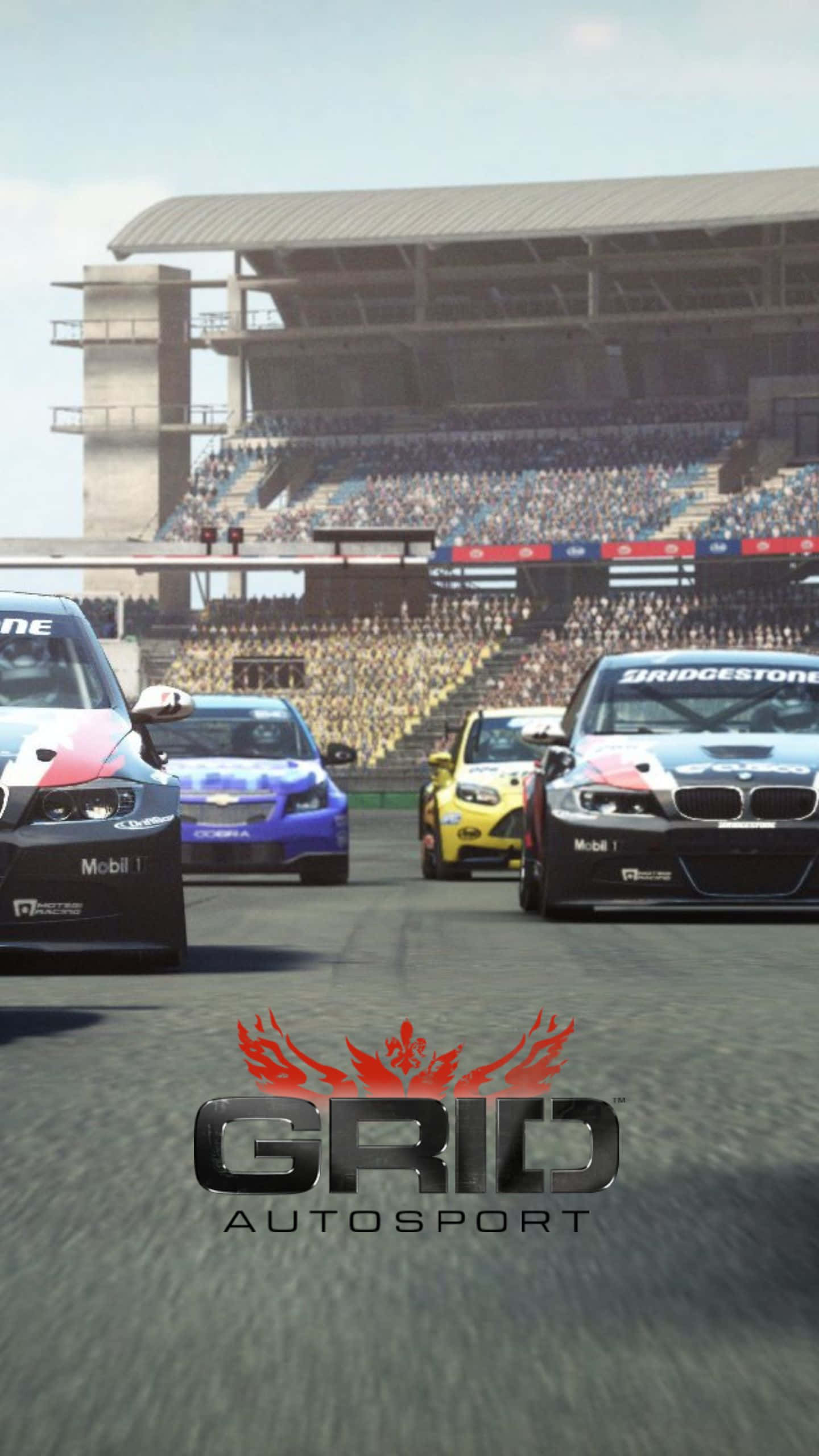 體驗 Android Grid Autosport 的賽車激情 壁紙 — 賽車在陽光普照的體育場賽道上飛馳，背景是座無虛席的看台。