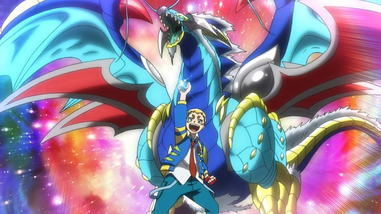 體驗《Beyblade Burst》的刺激世界 壁紙 — 一個快樂的動漫男孩勝利地站在一隻巨大的藍金色龍旁邊，背景是充滿活力的宇宙星雲。