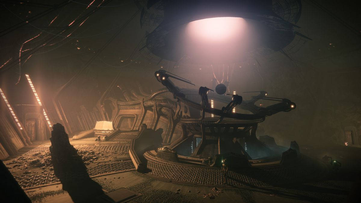 體驗 Destiny 2: Shadowkeep，突襲、異常裝備與更多內容 壁紙 — 一架未來風格的無人機在昏暗、佈滿灰塵的科幻機庫中，在發光的圓頂燈下盤旋。