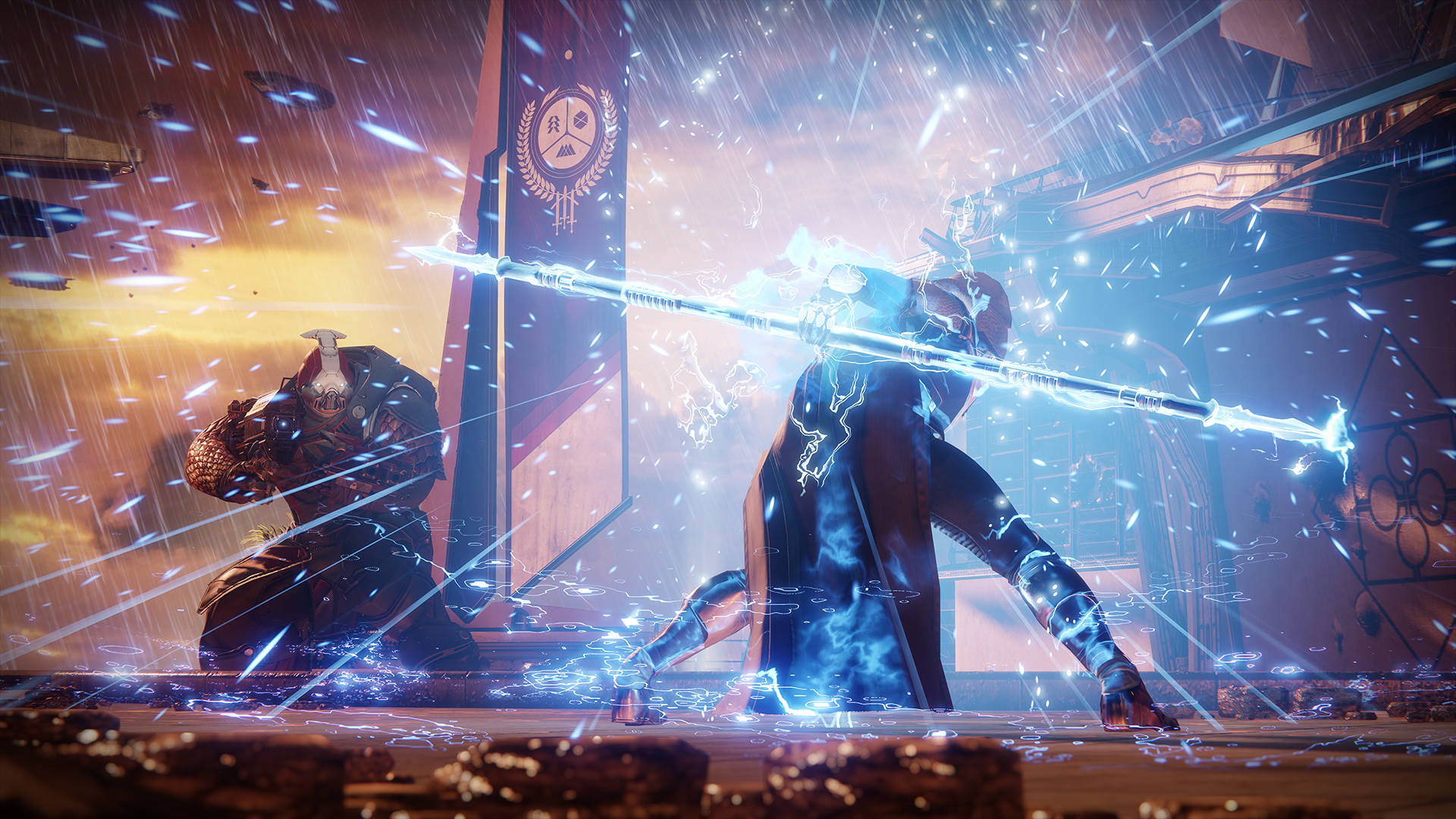 體驗《Destiny 2：Shadowkeep》免費核心玩法 壁紙 — 兩名裝甲戰士在雨水浸透的未來競技場中交鋒，藍色能量從他們的武器中劈啪作響。