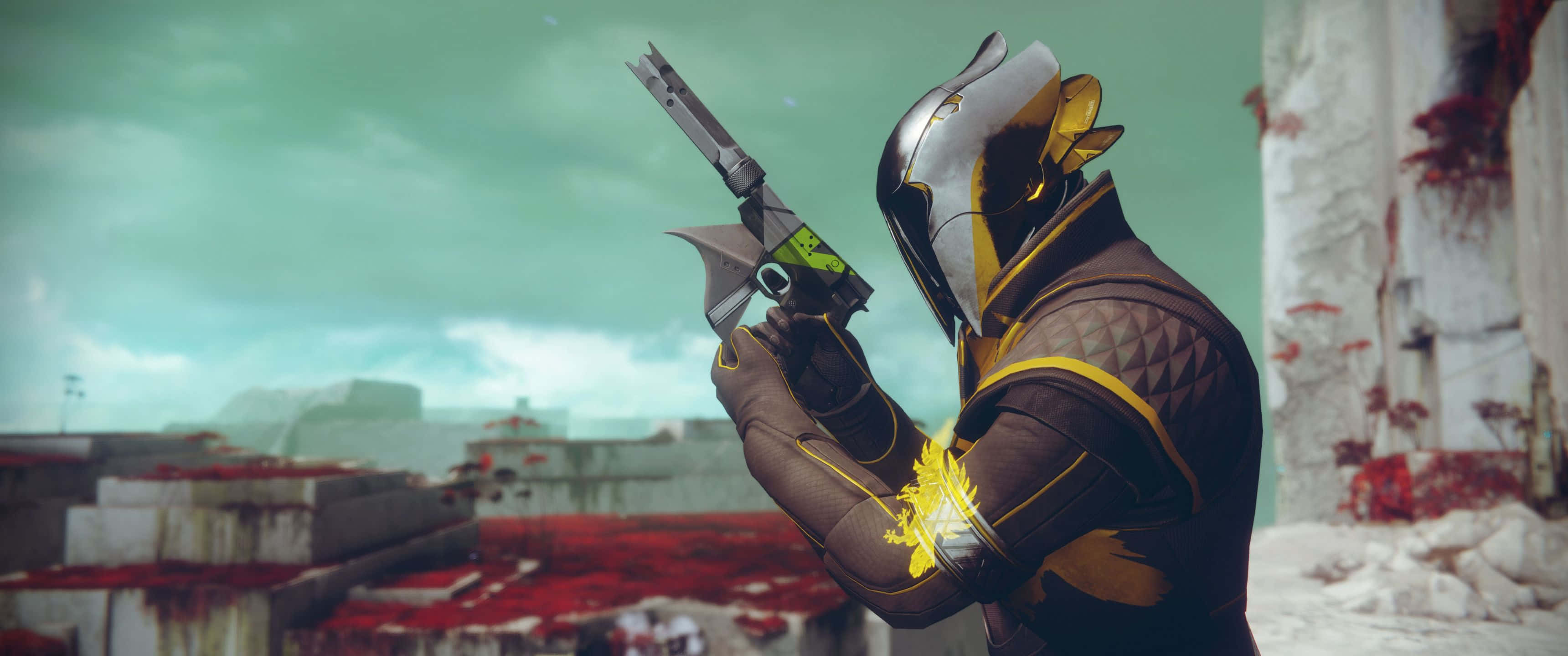 體驗《Destiny 2》中的宏大冒險 壁紙 — 一個戴面具的戰士，身穿帶有黃色點綴的黑色盔甲，在染紅的廢墟城市景觀中瞄準一把未來主義手槍。