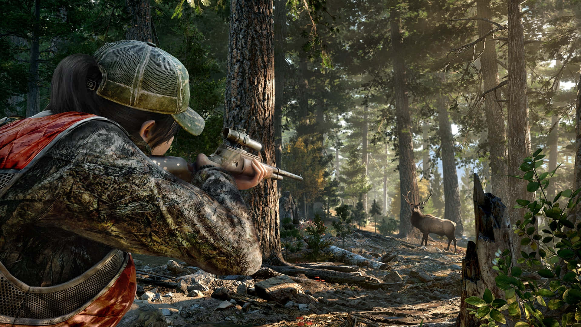 體驗《Far Cry 5》的高張力動作遊戲 壁紙 — 一名身穿迷彩裝備的獵人從樹後用步槍瞄準陽光普照的森林中的一頭鹿。