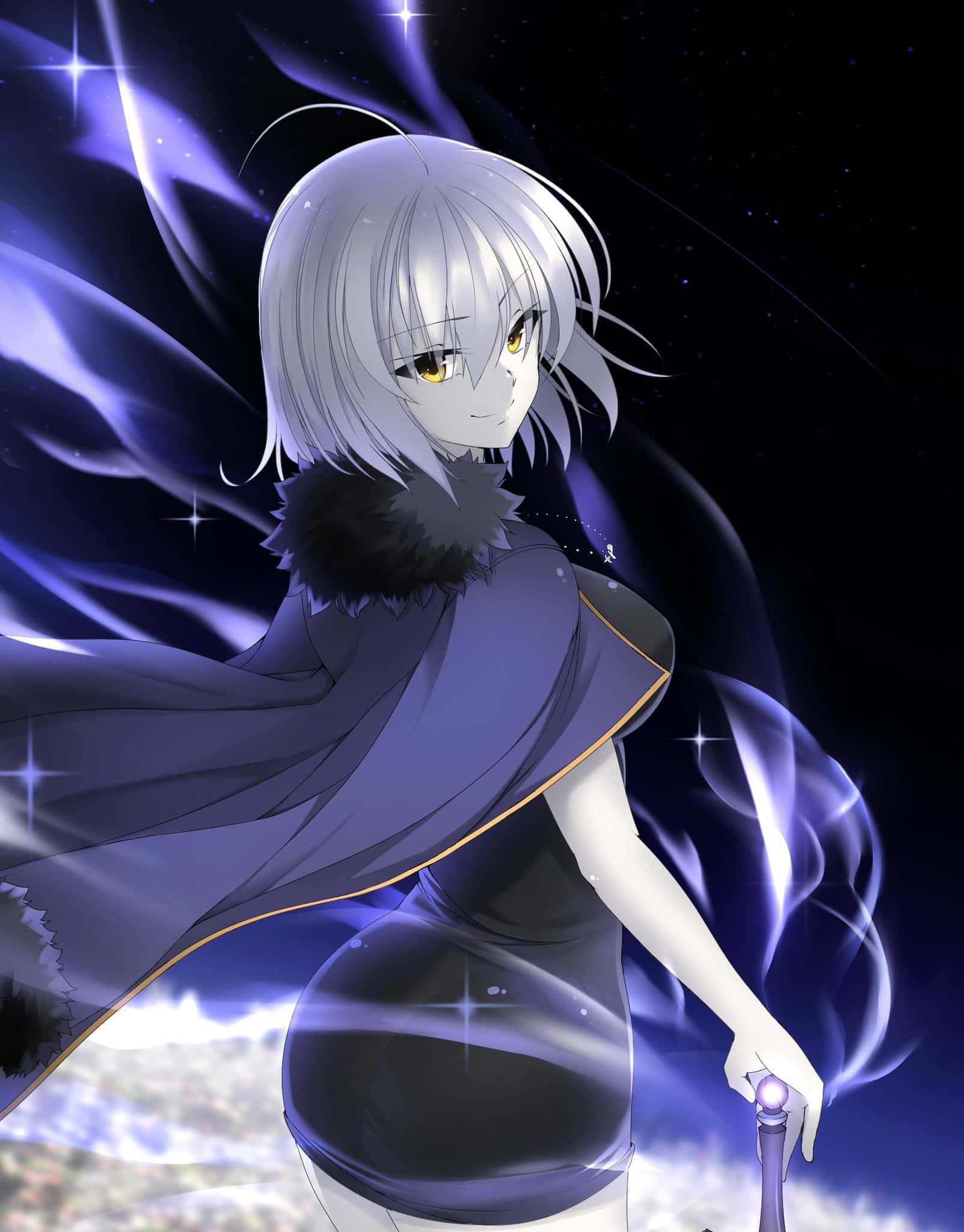 體驗《Fate Grand Order》的壯闊奇幻世界 壁紙 — 一位銀髮金瞳的動漫女孩微笑著，手持發光法杖，背景是星光燦爛的宇宙。