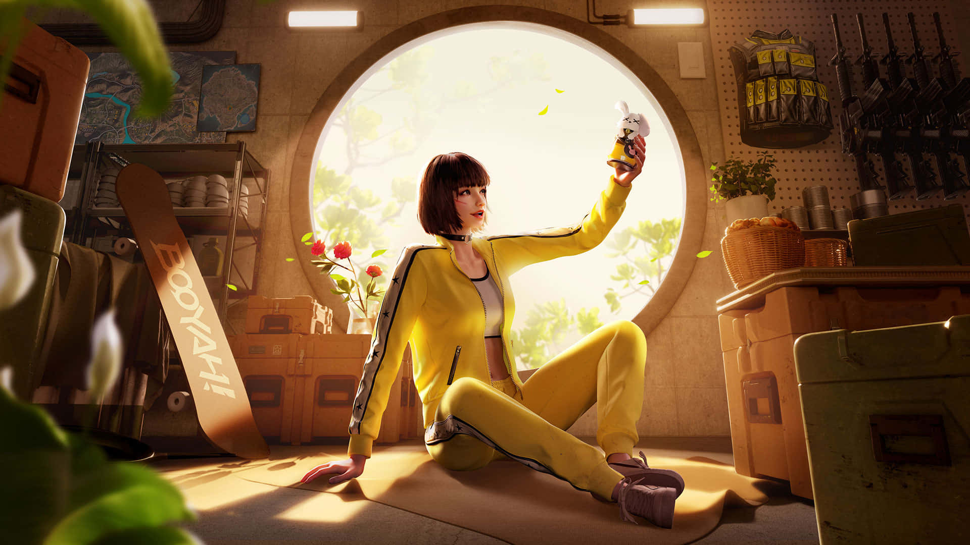 體驗《Free Fire》的強烈張力 壁紙 — 一名身穿黃色運動服的女性坐在雜亂房間的地板上，舉起一個毛絨玩具，陽光透過一個大圓窗照射進來。