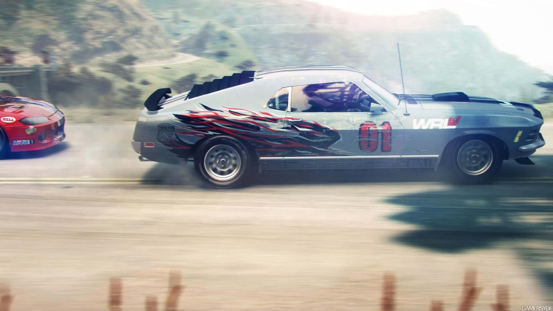 體驗《GRID Autosport》極速快感 壁紙 — 一輛帶有紅色火焰貼紙的銀色賽車在塵土飛揚的山路上漂移，另一輛紅色賽車在旁邊競速。