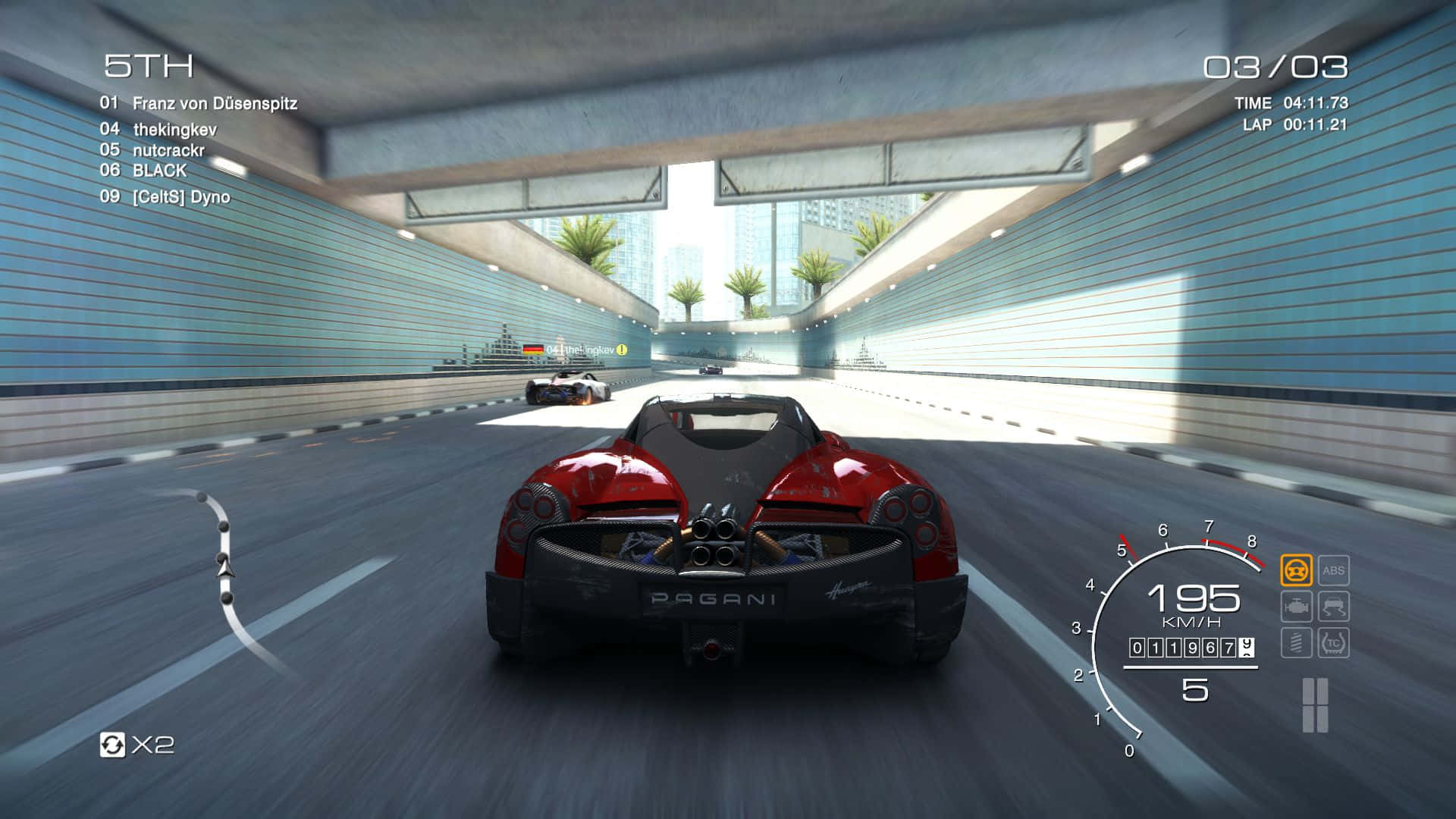 體驗 Grid Autosport 的極致賽車快感 壁紙 — 一輛紅色Pagani跑車在陽光普照的城市隧道中飛馳，前方可見棕櫚樹和摩天大樓。