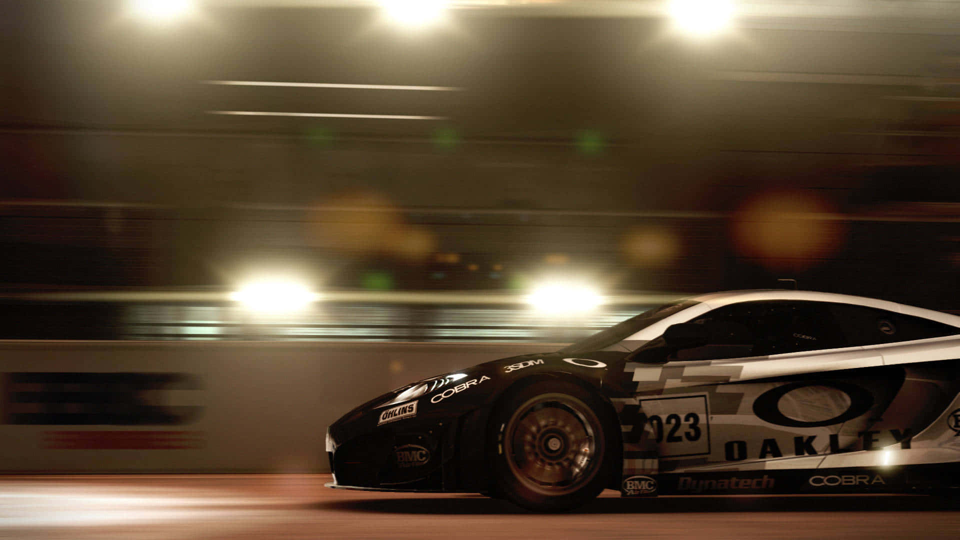 體驗《GRID Autosport》極致賽車快感 壁紙 — 一輛黑白賽車在隧道中疾馳，模糊的燈光以動態模糊效果掠過。