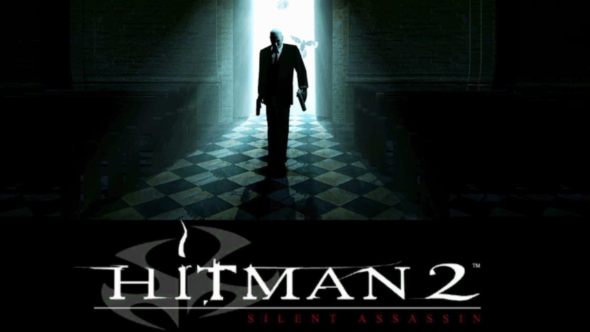 體驗《Hitman 2》的暗殺大作 壁紙 — 一個穿著西裝的剪影刺客，手持兩把手槍，沿著棋盤格走廊走向明亮的門口。