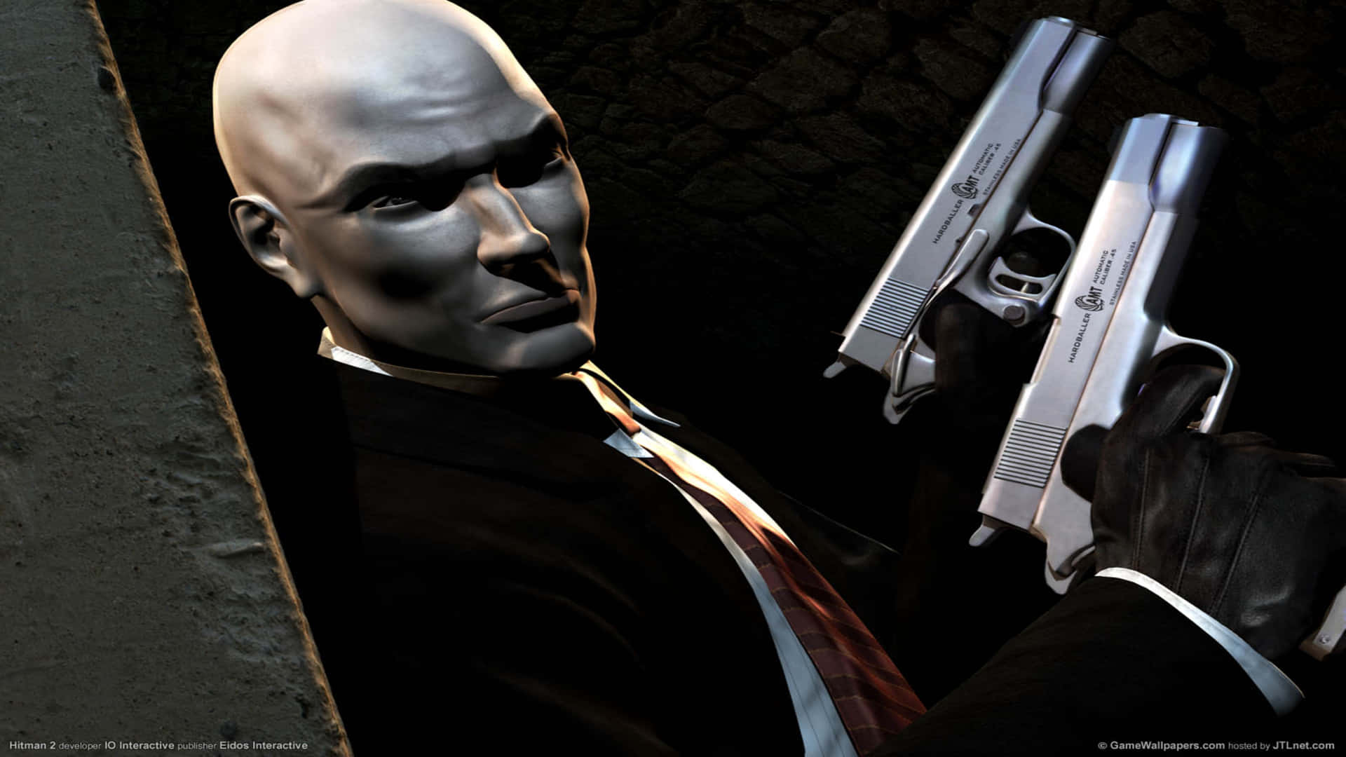 體驗《Hitman 2》高品質遊戲體驗 壁紙 — 一個光頭刺客穿著西裝，在昏暗的石頭走廊中手持兩把銀色手槍。