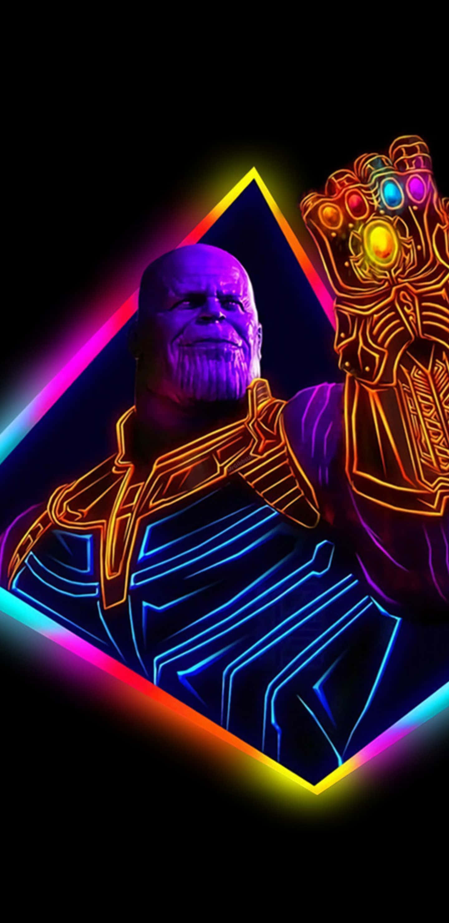 體驗 iPhone Neon 帶來的全新色彩層次 壁紙 — Thanos 以霓虹輪廓手持無限手套，對抗黑色背景上發光的彩虹三角形。