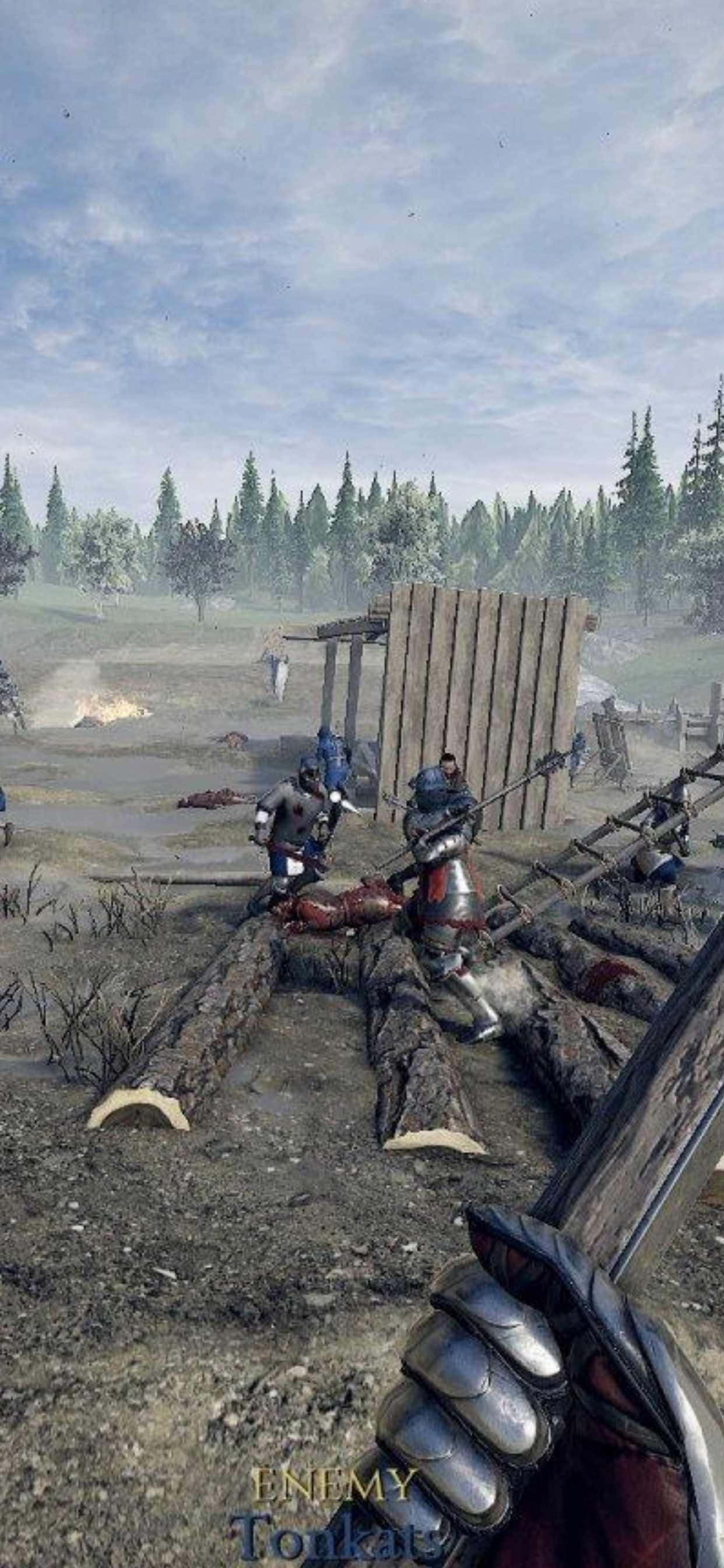 體驗 iPhone Xs Max 上的 Mordhau 遊戲極致張力 壁紙 — 中世紀戰士在泥濘的戰場上，在陰天之下，與木製路障和倒下的敵人交戰。