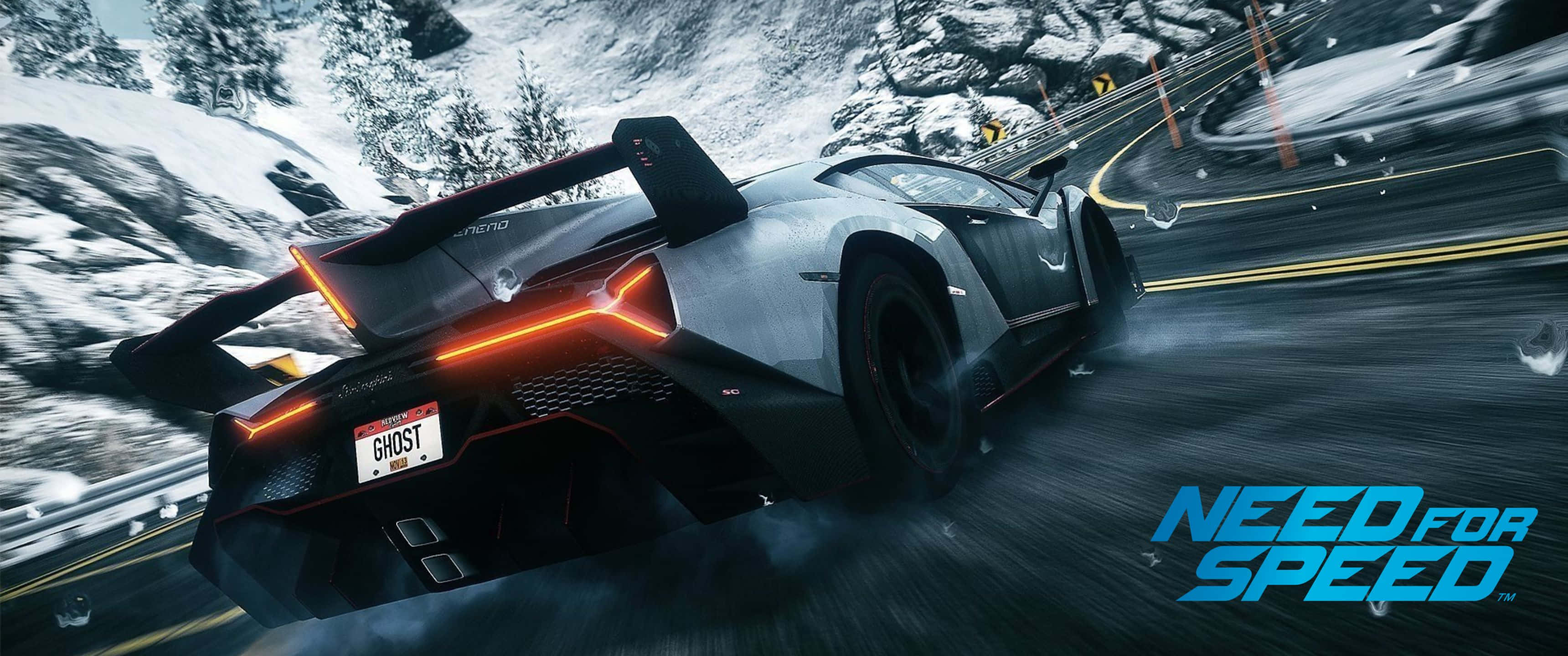 體驗《Need for Speed》的極致速度與腎上腺素 壁紙 — 一輛銀色林寶堅尼在積雪的山路上飄移，橙色尾燈閃爍，帶有動態模糊效果。