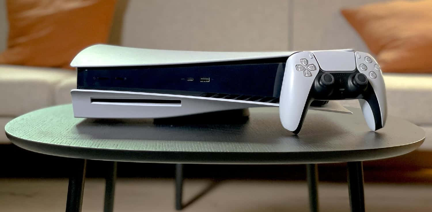 白色PlayStation 5主機和手掣放在沙發旁的綠色桌子上。