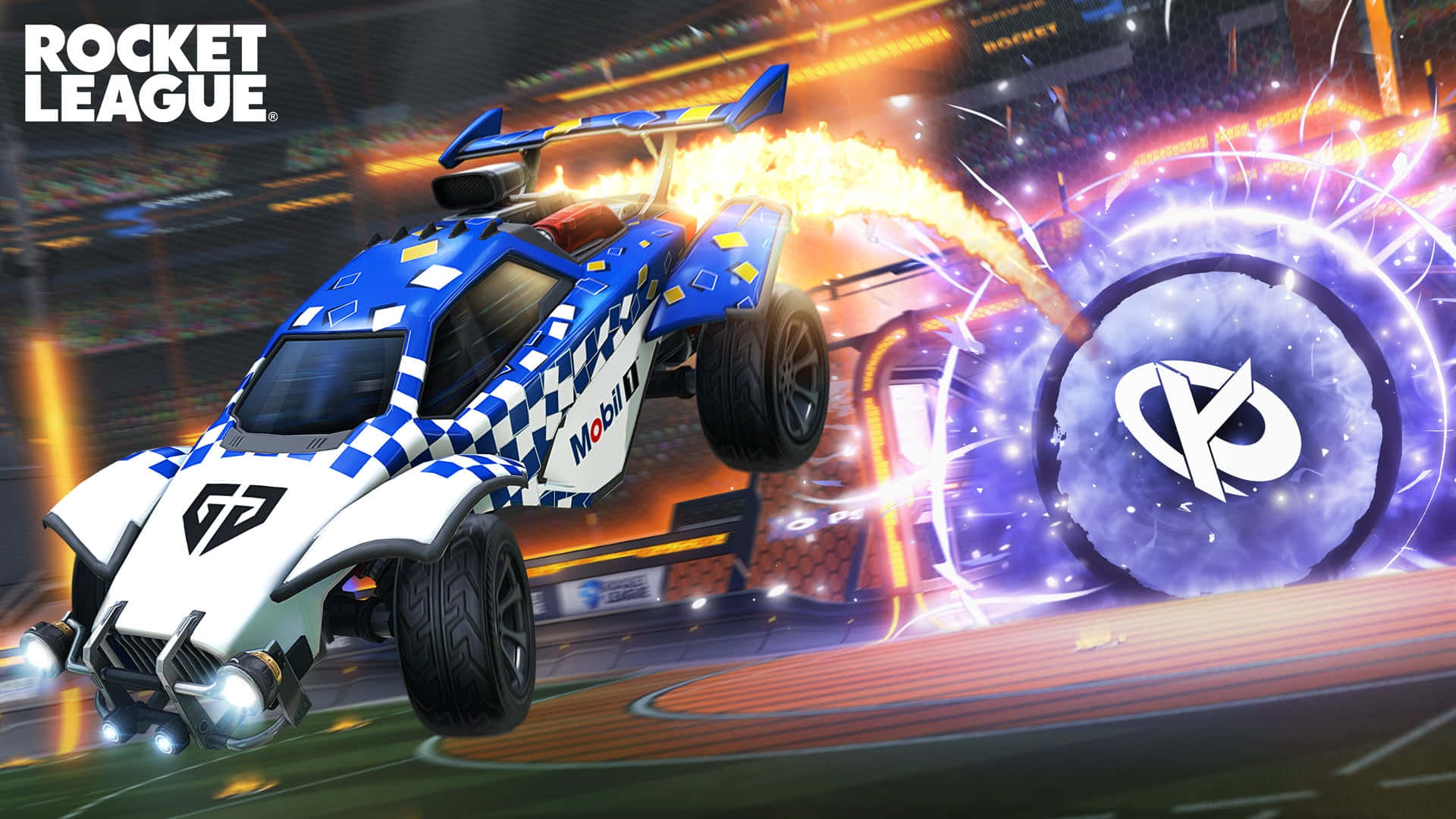 體驗 Rocket League 的極致刺激 壁紙 — 一架藍白相間、帶有格子塗裝的Rocket League賽車在空中疾馳，拖著火焰，擊中體育館內一個發光的紫色球體。
