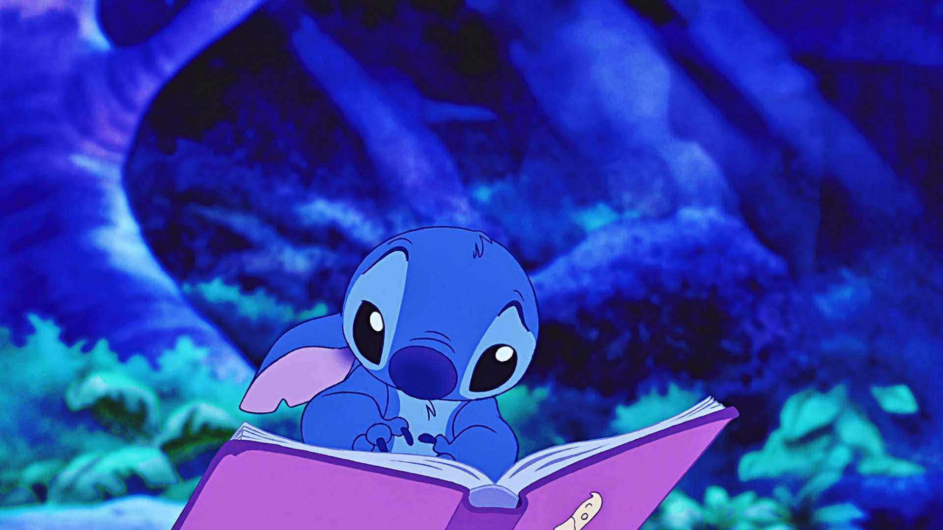 藍色外星人在夜晚發光的洞穴中閱讀紫色書。