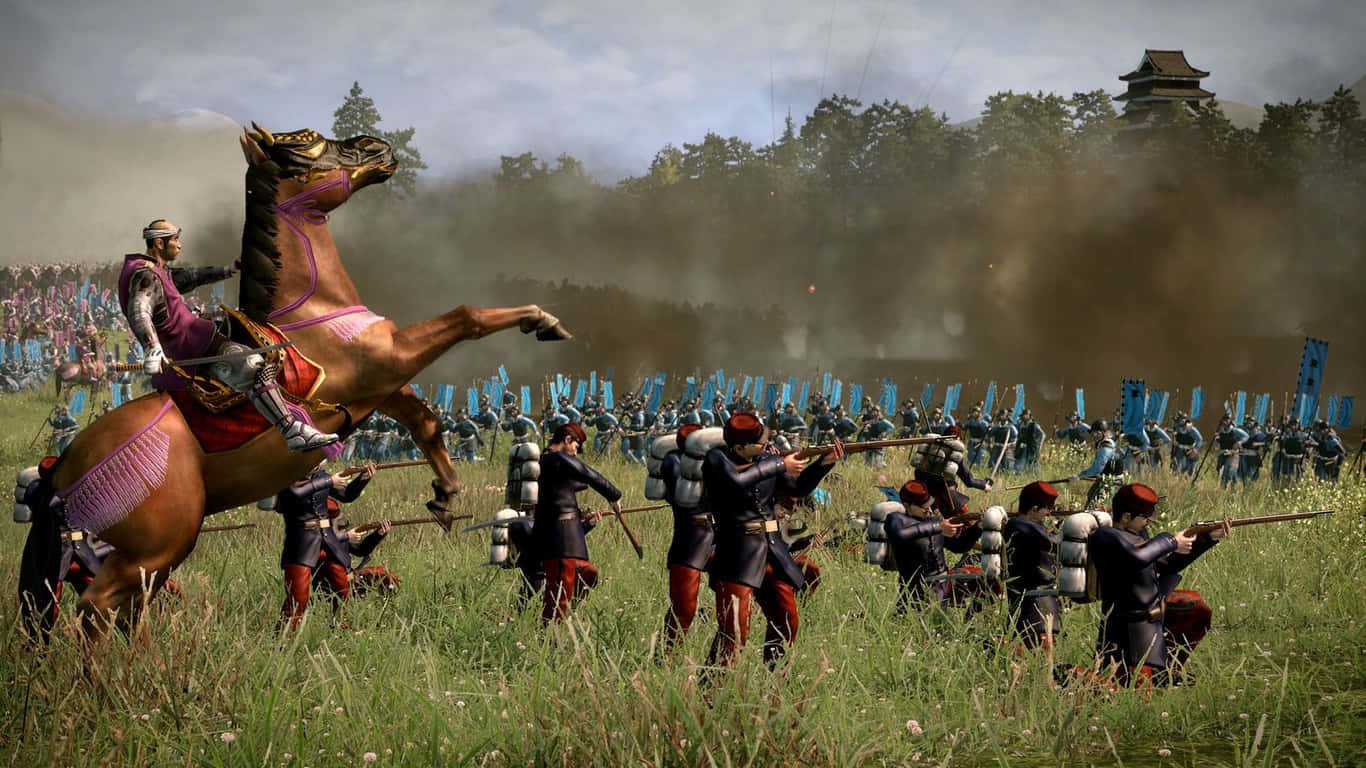 體驗《Total War Shogun 2》的宏大戰略 壁紙 — 一名騎馬武士衝過戰場，步兵線在煙霧瀰漫的天空下開火射擊，遠處有一座城堡。