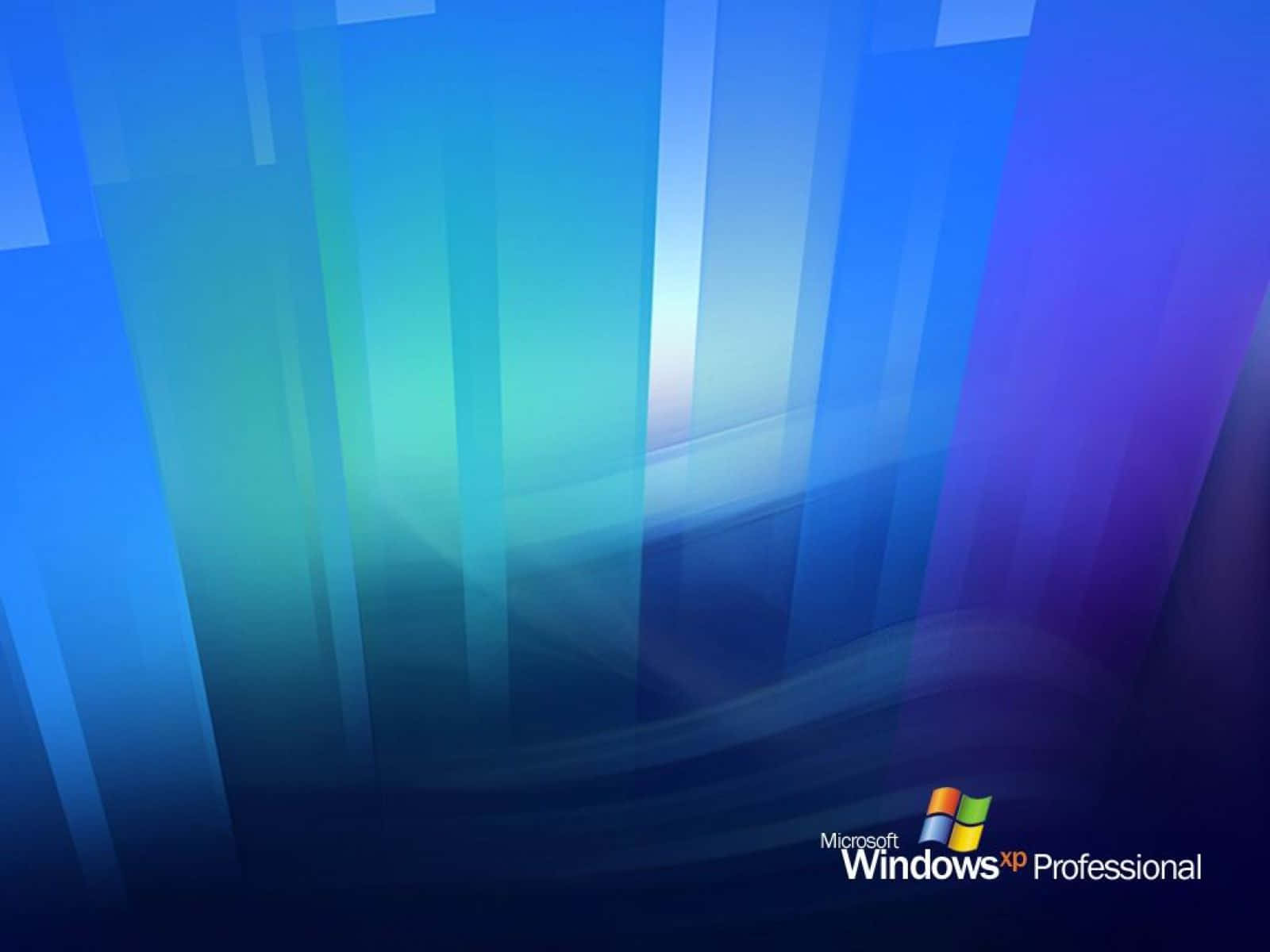 體驗 Windows XP 的經典魅力 壁紙 — 抽象數位桌布，帶有垂直藍色、藍綠色和紫色漸變，並顯示 Microsoft Windows XP Professional 標誌。