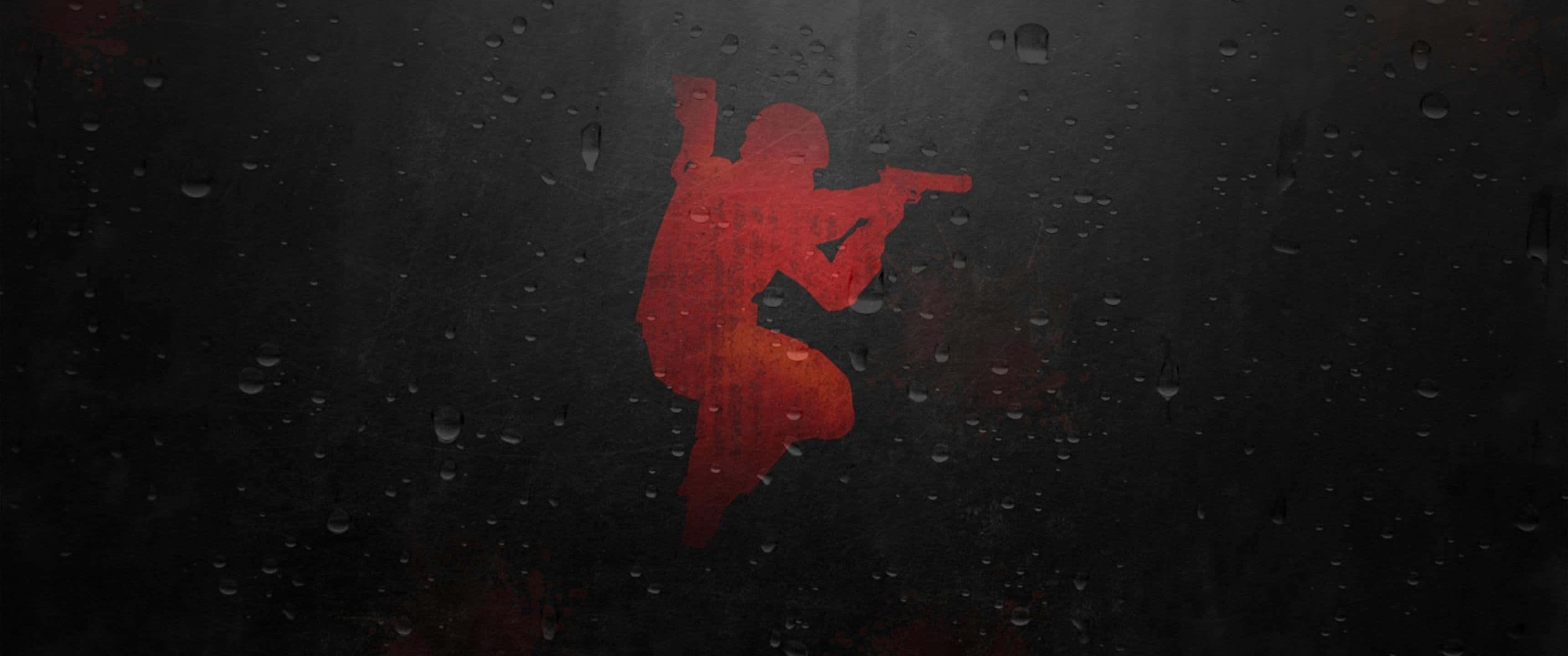 體驗《反恐精英：全球 Offensive》的刺激遊戲 壁紙 — 一個紅色士兵剪影，手持步槍，透過濺滿雨水的窗戶，映襯在黑暗粗糙的背景上。