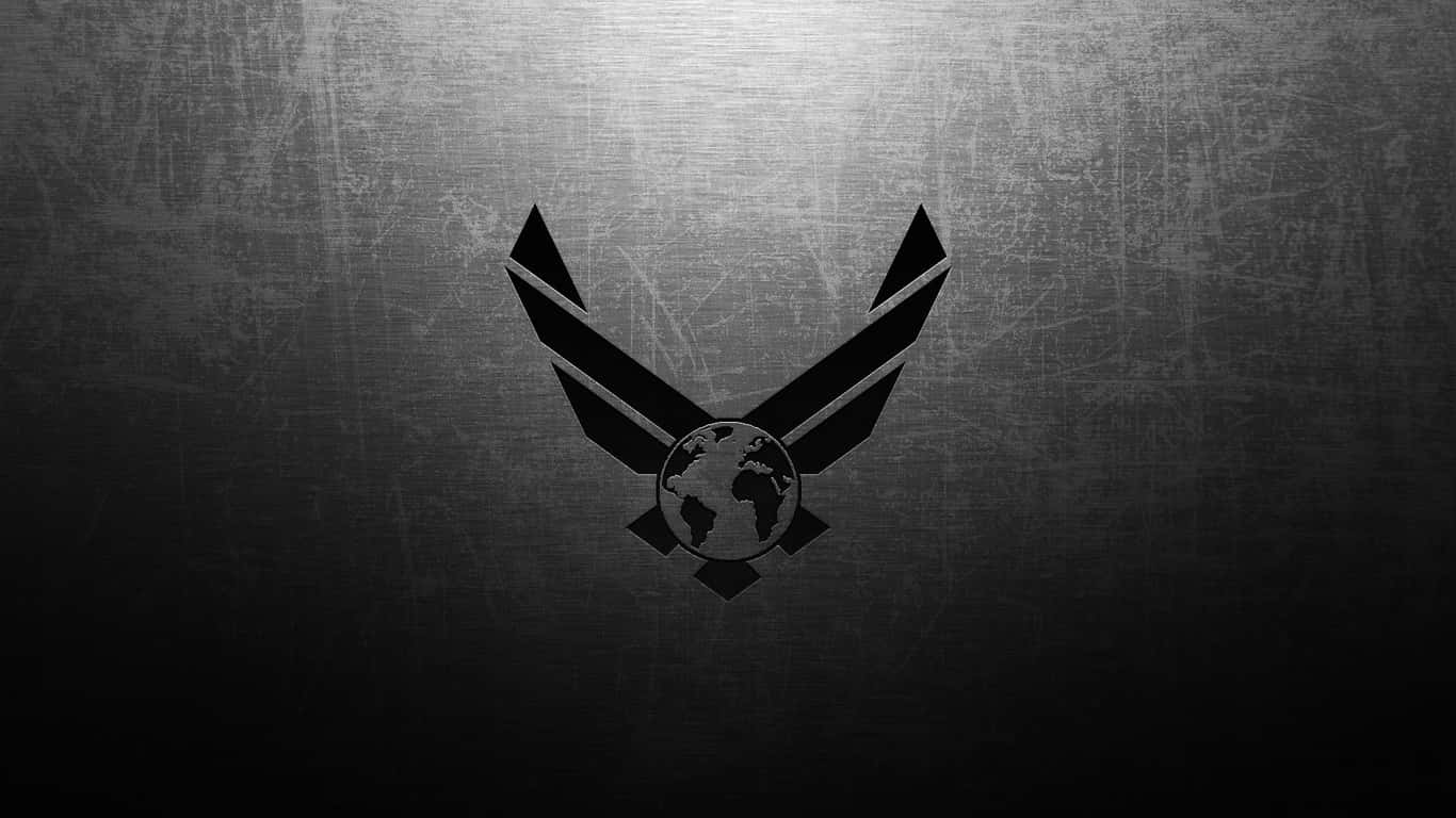 體驗《反恐精英：全球 Offensive》的極致FPS遊戲樂趣 壁紙 — 一個鮮明的黑色空軍標誌在帶有漸變照明的紋理金屬灰色背景上發光。