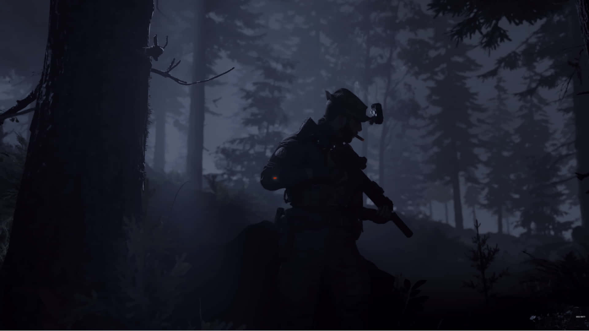 一名戴著頭燈的士兵在夜間手持步槍穿過霧濛濛的黑暗森林。