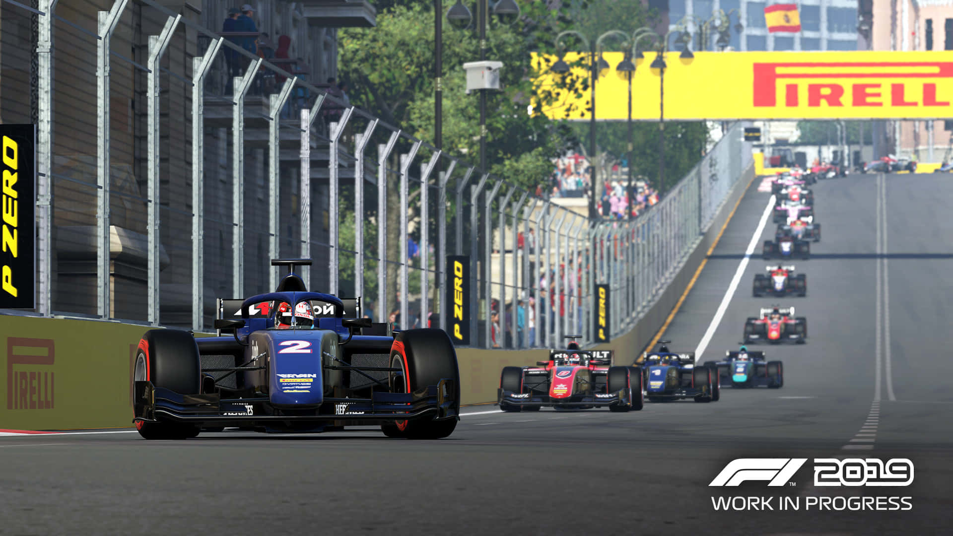 體驗2019 F1賽季的激情，高清F1 2019背景 壁紙 — 一級方程式賽車在陽光明媚的城市賽道上飛馳，賽道上有 Pirelli 品牌標誌，安全護欄後有歡呼的人群。