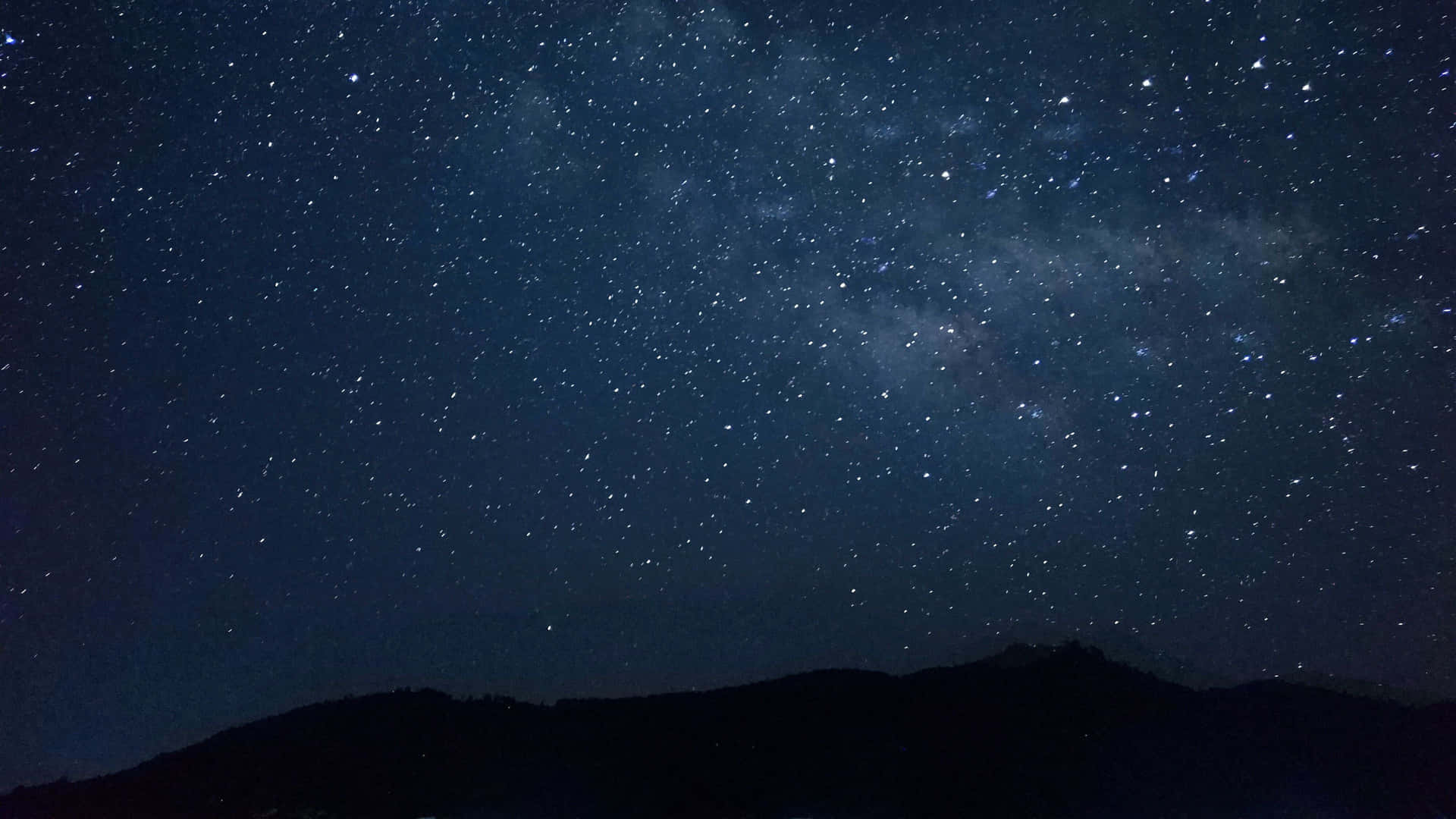 在星空下可見銀河的黑暗山脈。
