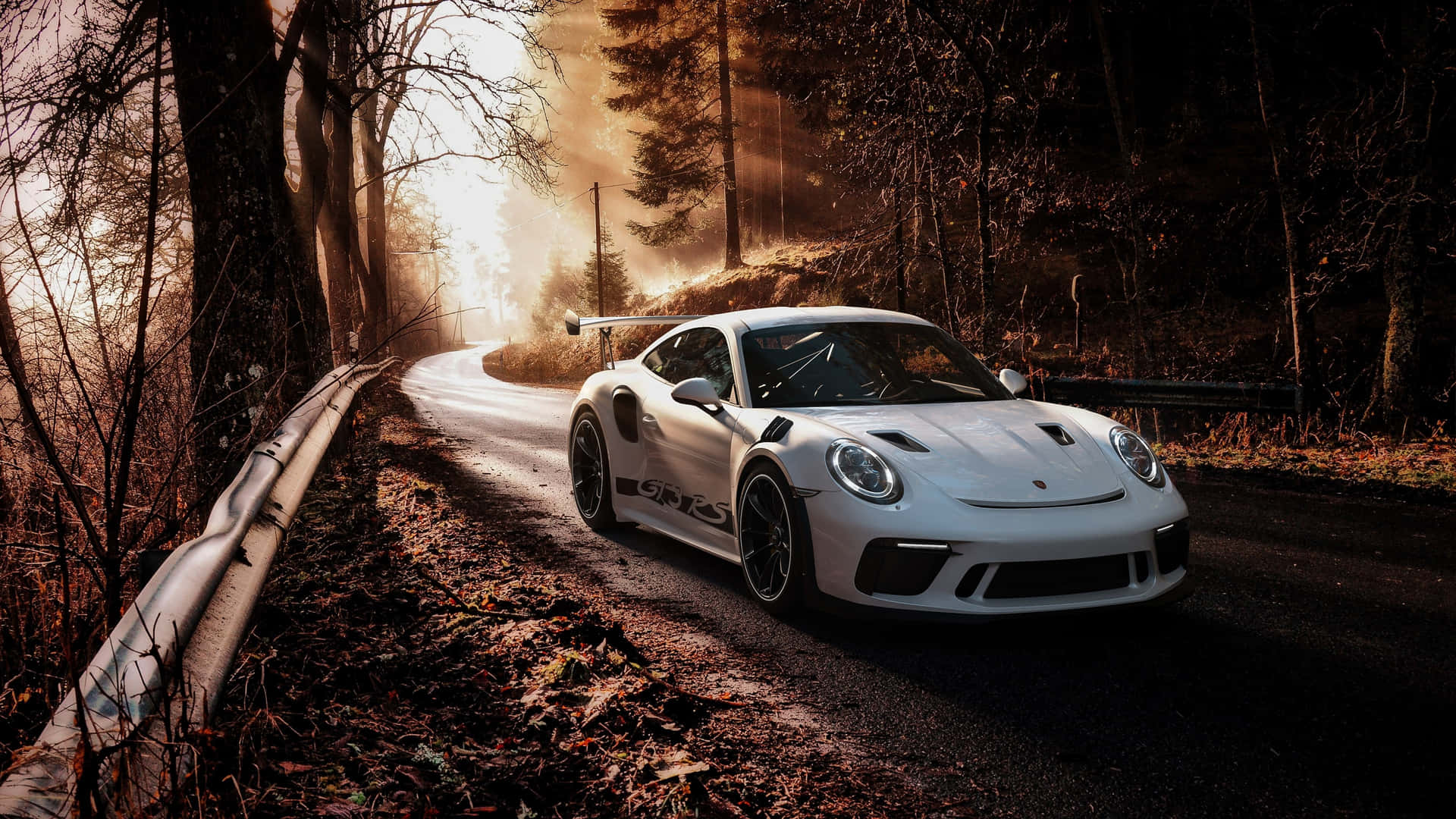 金色日落時分，森林道路上的白色保時捷GT2 RS。