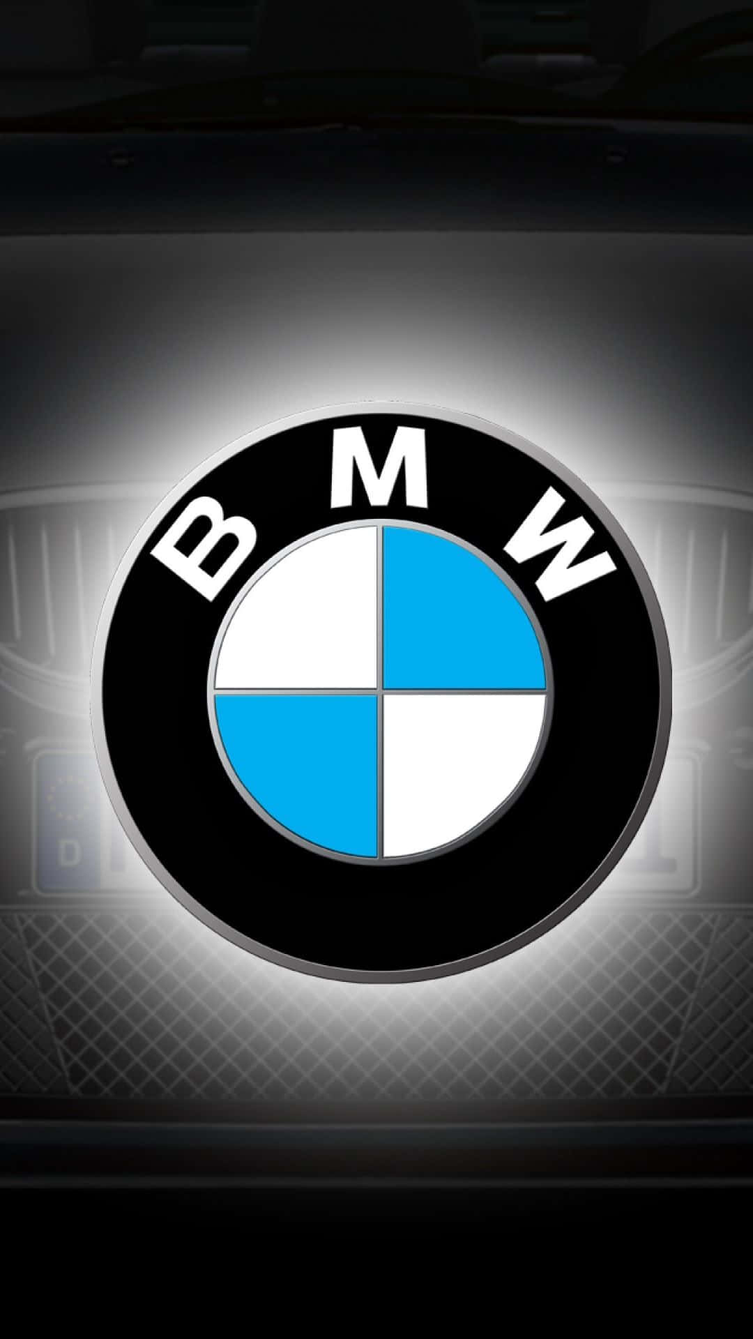 BMW標誌在汽車後備箱蓋上被明亮的背光照亮。