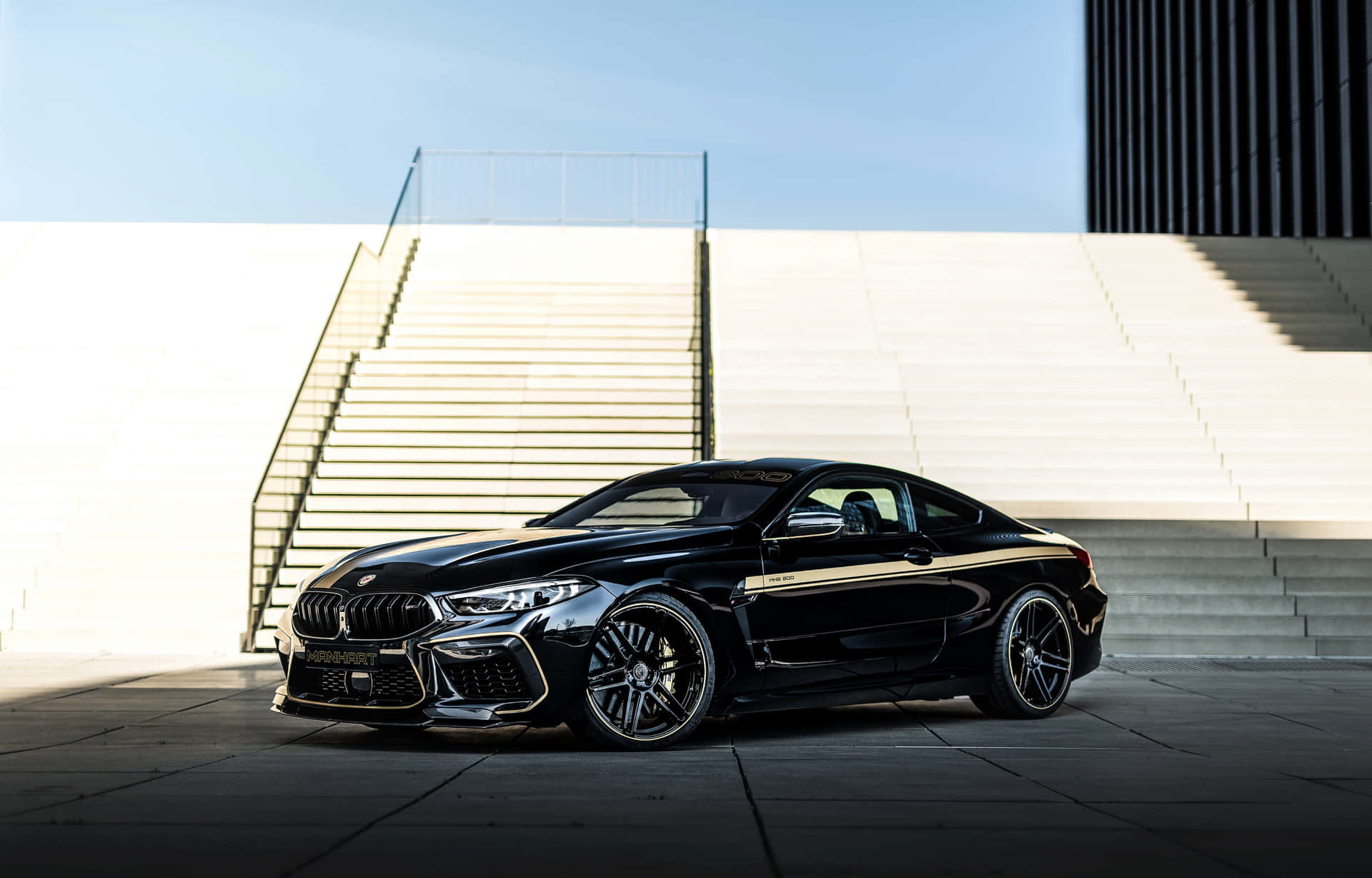 黑色BMW M8 Coupe停泊在現代混凝土樓梯前。