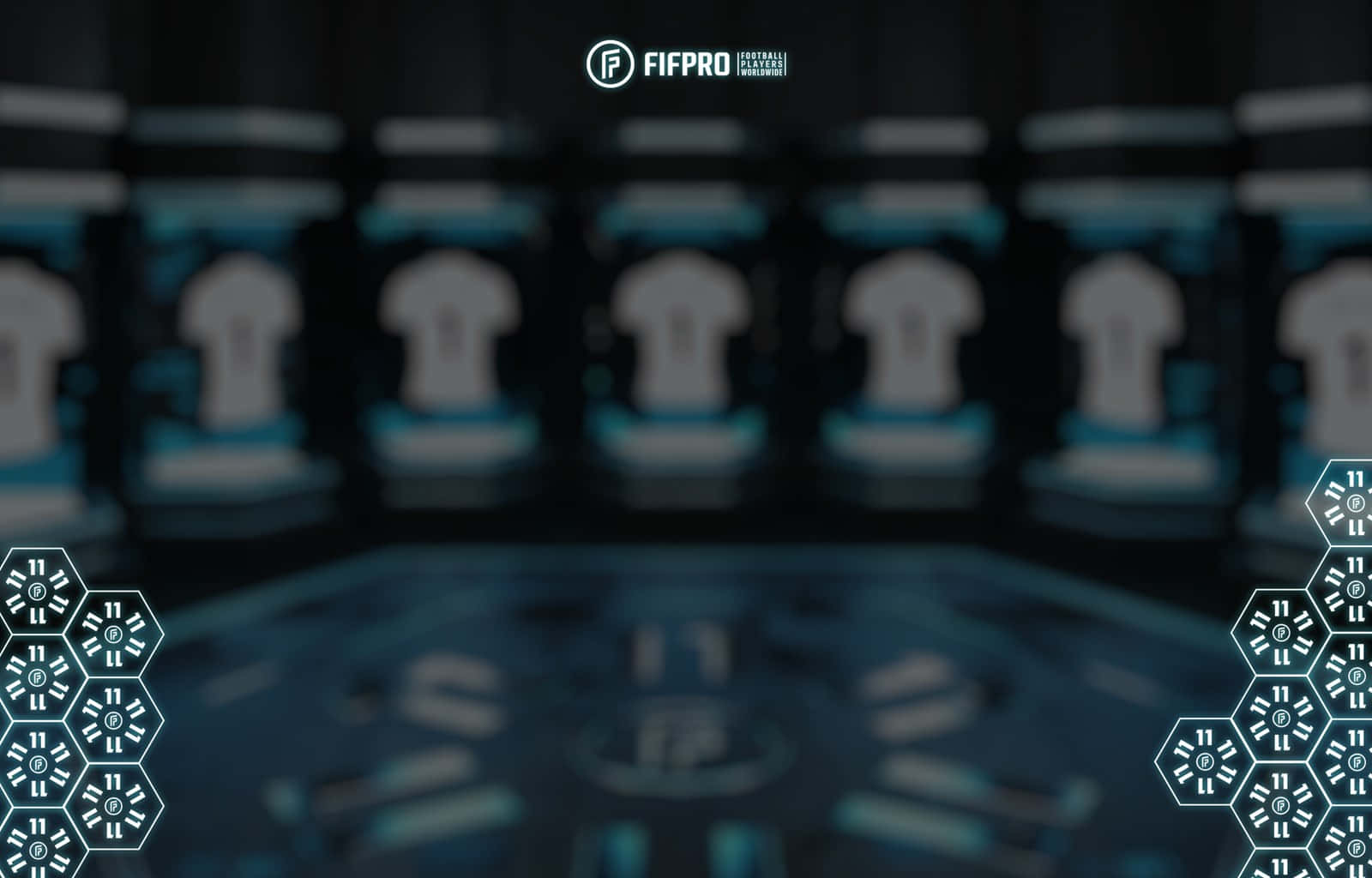 Fifpro 標誌在數碼介面上，帶有六邊形時鐘和模糊的足球球衣。