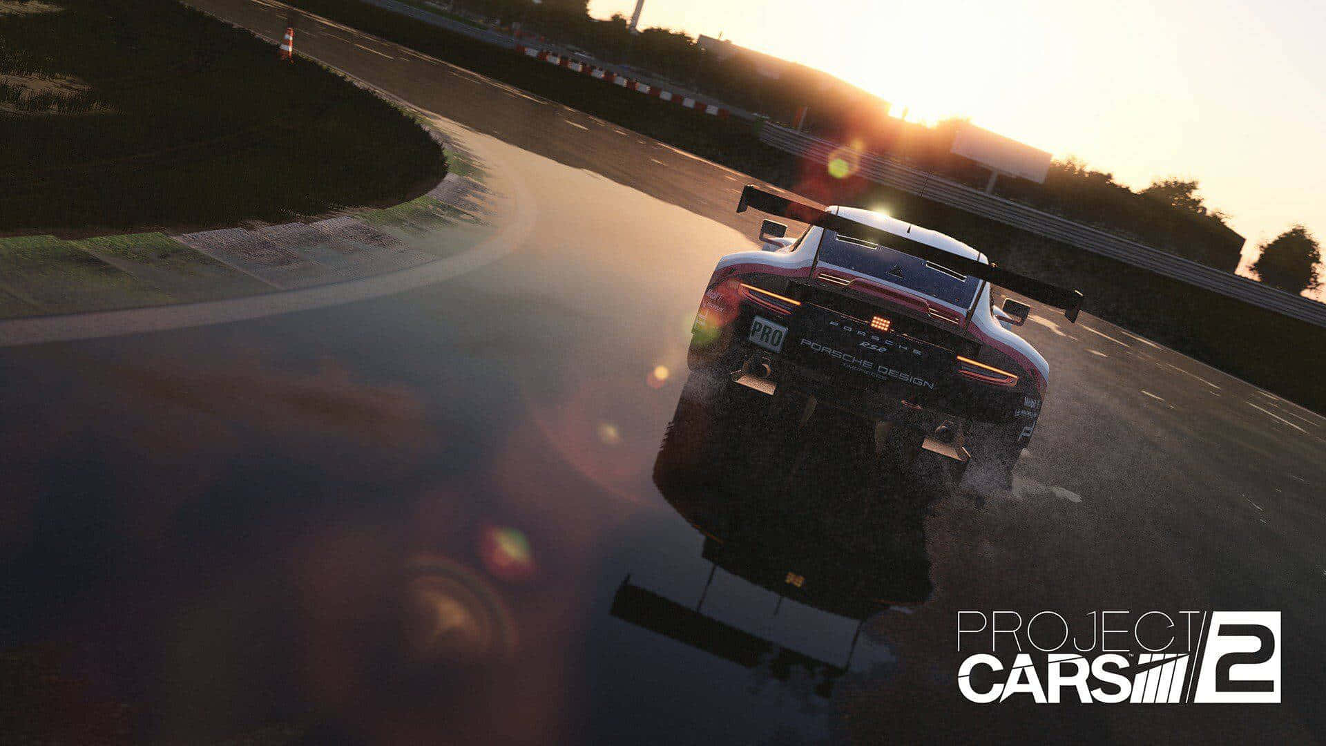 體驗HD Project Cars 2的高速賽車動作 壁紙 — 一輛保時捷賽車在日落時分，伴隨著鏡頭眩光和賽道反射，高速駛過濕滑彎道。